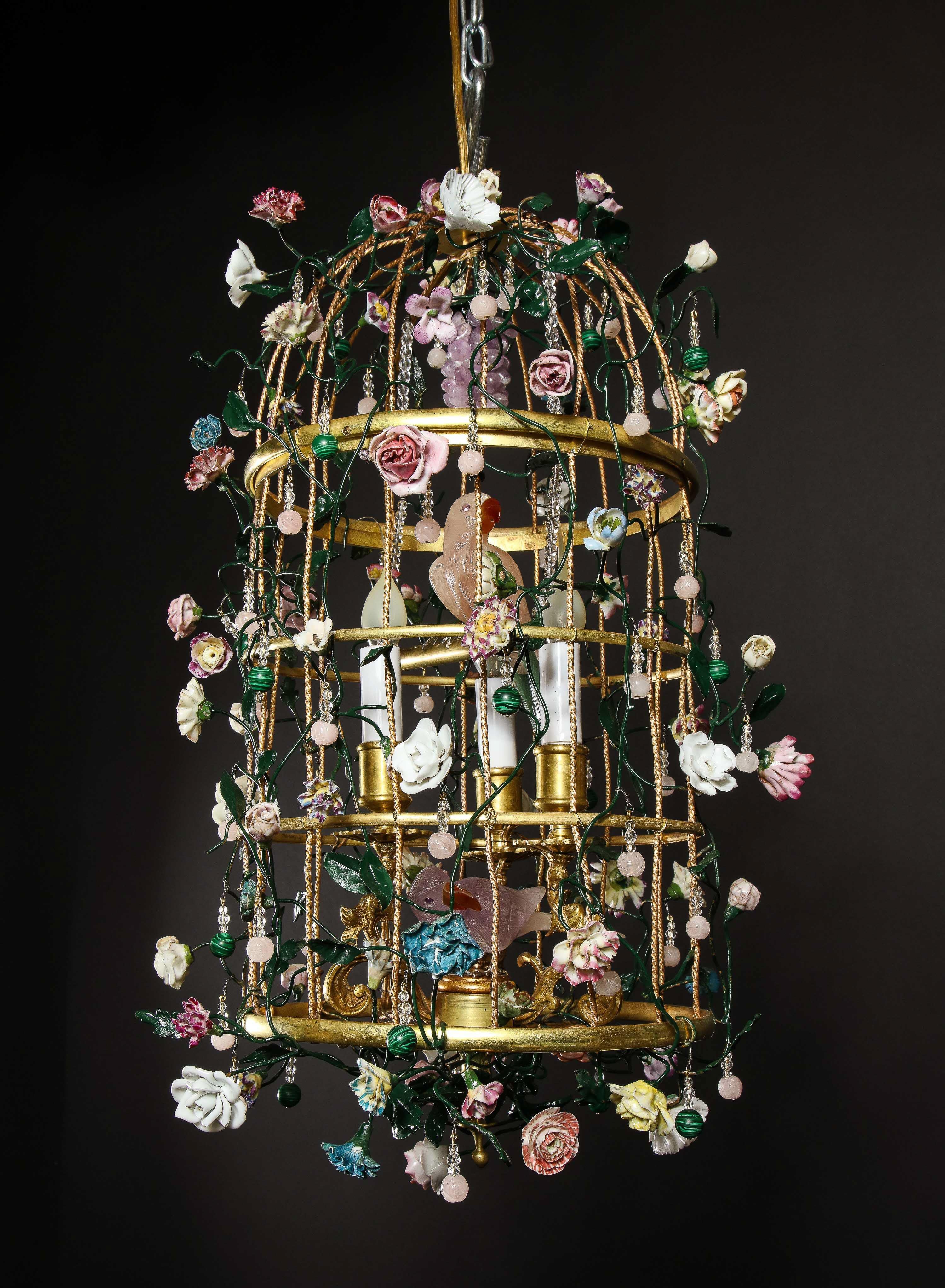 Vogelkäfig-Kronleuchter mit 2 Bergkristall-Vogeln, eingesperrt im Inneren mit Porzellanblumen (Louis XVI.) im Angebot
