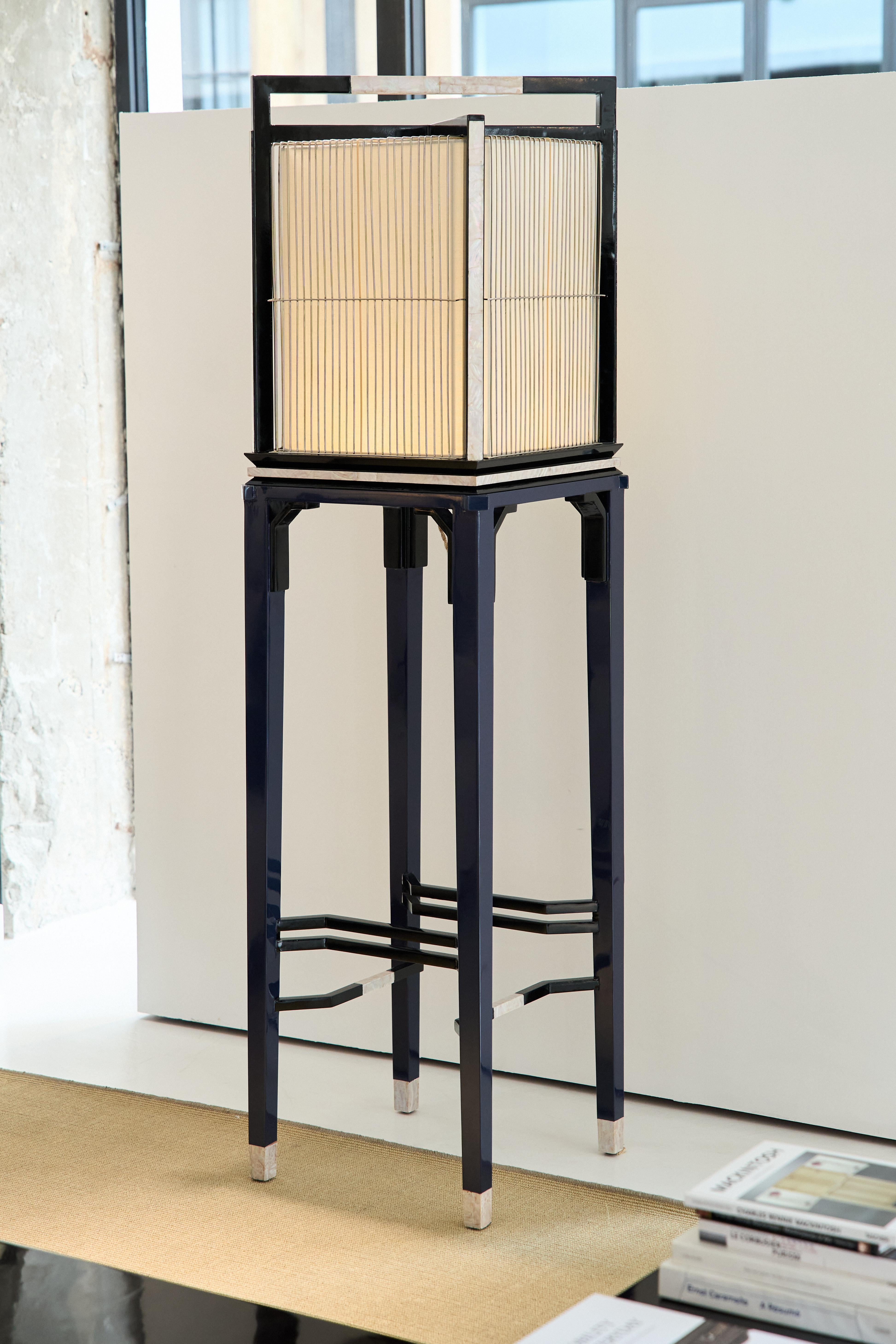 Lampadaire Birdcage en palissandre noir, tissu Shell & Linen Sheer par Artempo
Dimensions : D 51 x L 51 x H 191 cm.
MATERIAL : Bois de rose, coquillage et lin.

Toutes nos lampes peuvent être câblées en fonction de chaque pays. S'il est vendu aux