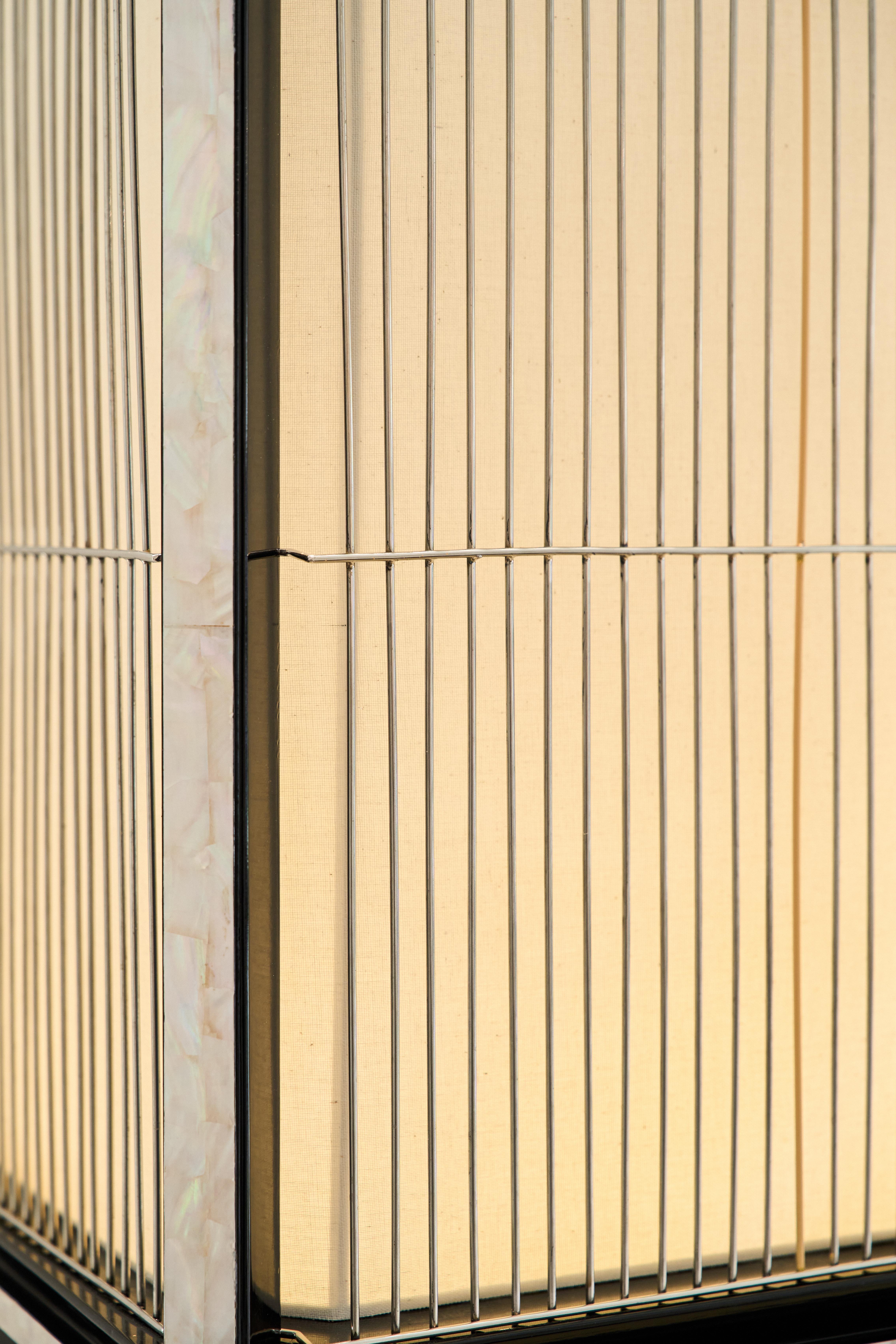 Chinois Lampadaire Birdcage en palissandre noir, tissu Shell & Linen Sheer par Artempo en vente