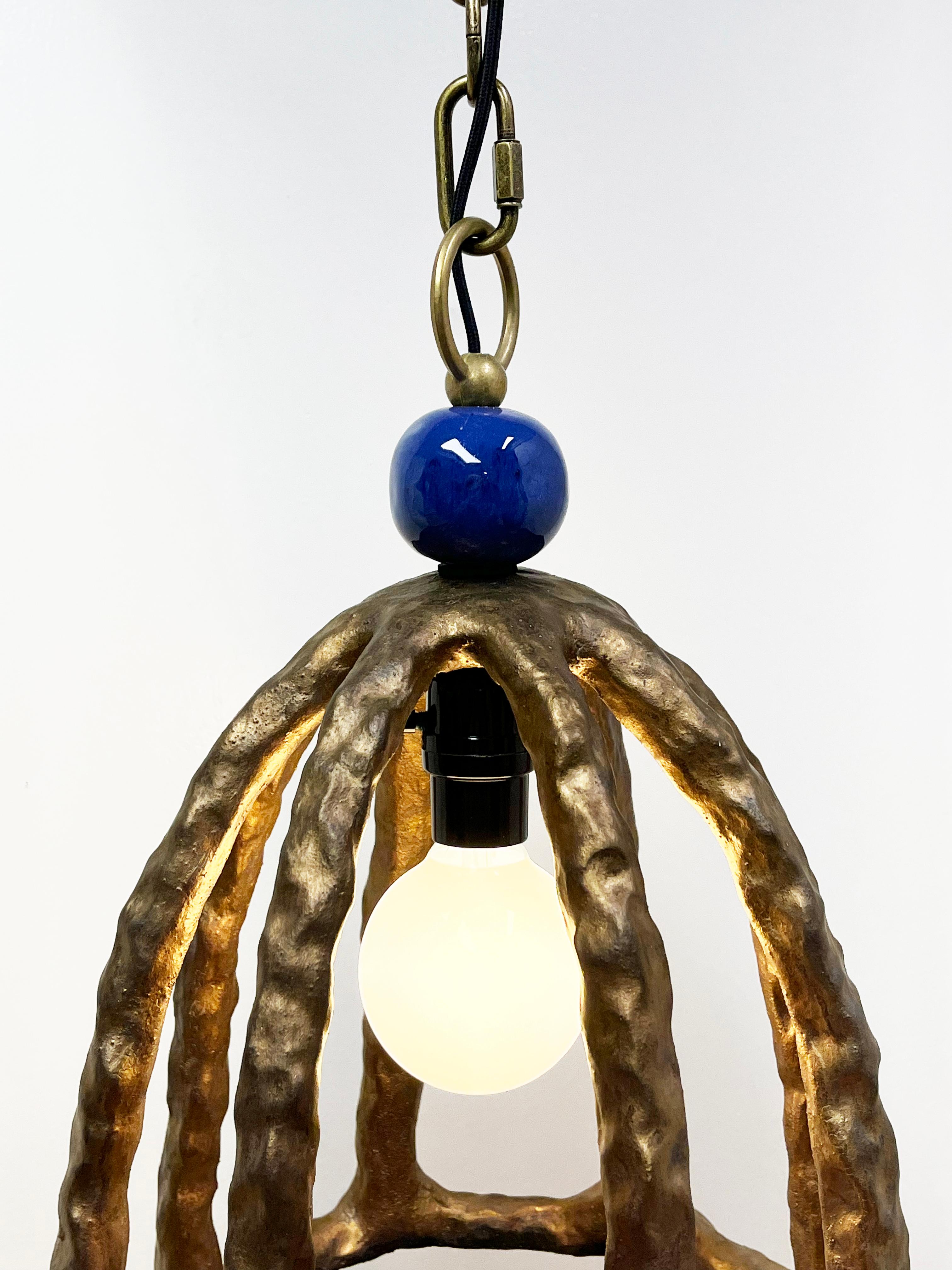 Paire de lampes pendantes en grès éclectique par Olivia Barry / By Hand en vente 3
