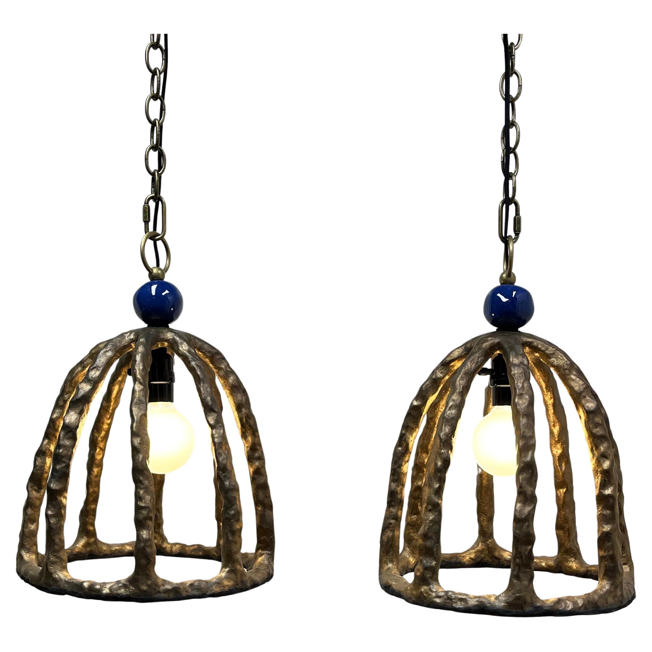 Die Birdcage Lamp ist ein Unikat oder Prototyp aus dem Projektarchiv. Sie wird aus hochgebranntem Steinzeug im Stil einer Giacometti-Skulptur hergestellt. Er kann hängen oder auf einer Oberfläche liegen. 3' Kette wird mit jedem Anhänger geliefert.