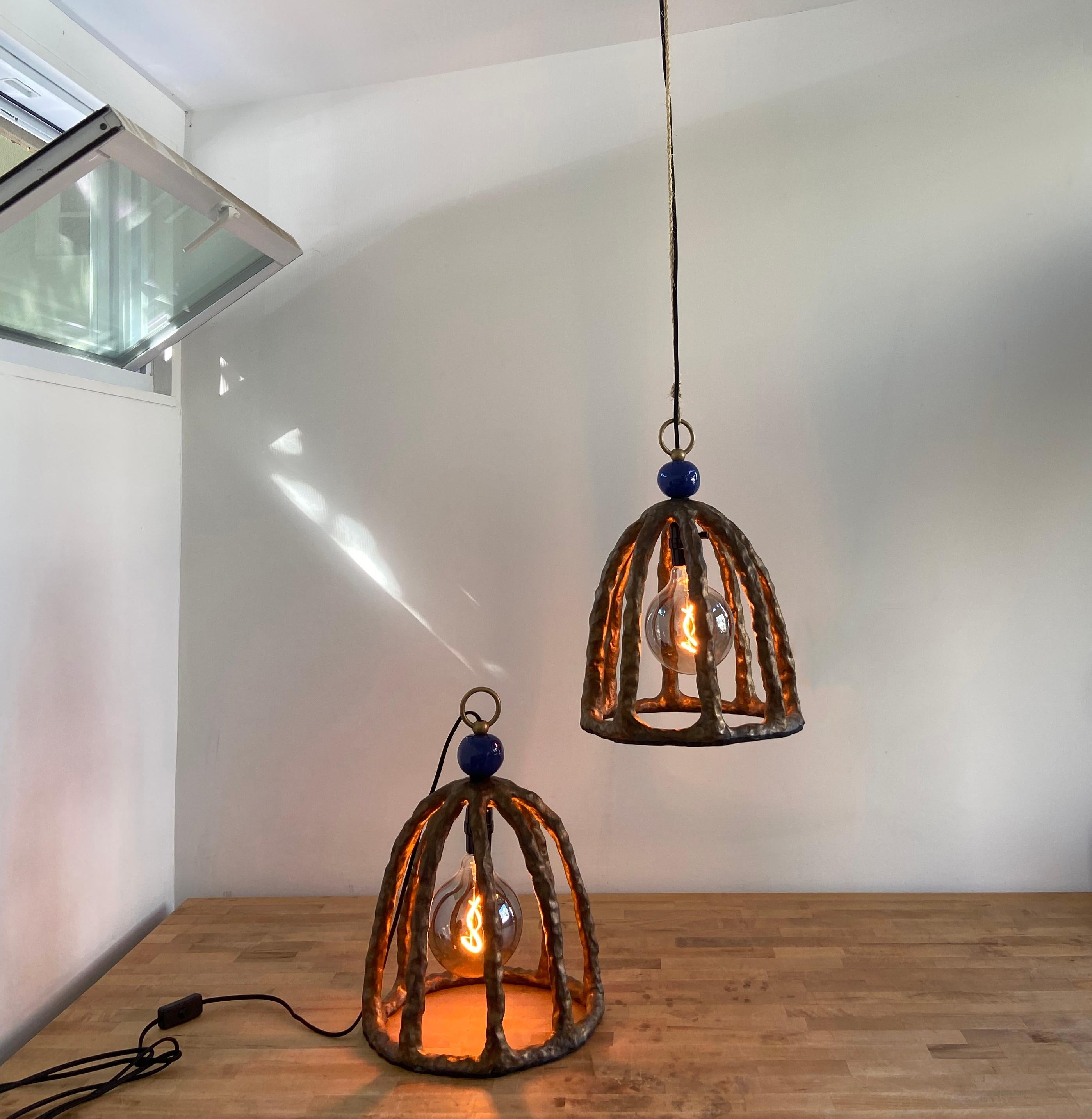 Américain Paire de lampes pendantes en grès éclectique par Olivia Barry / By Hand en vente