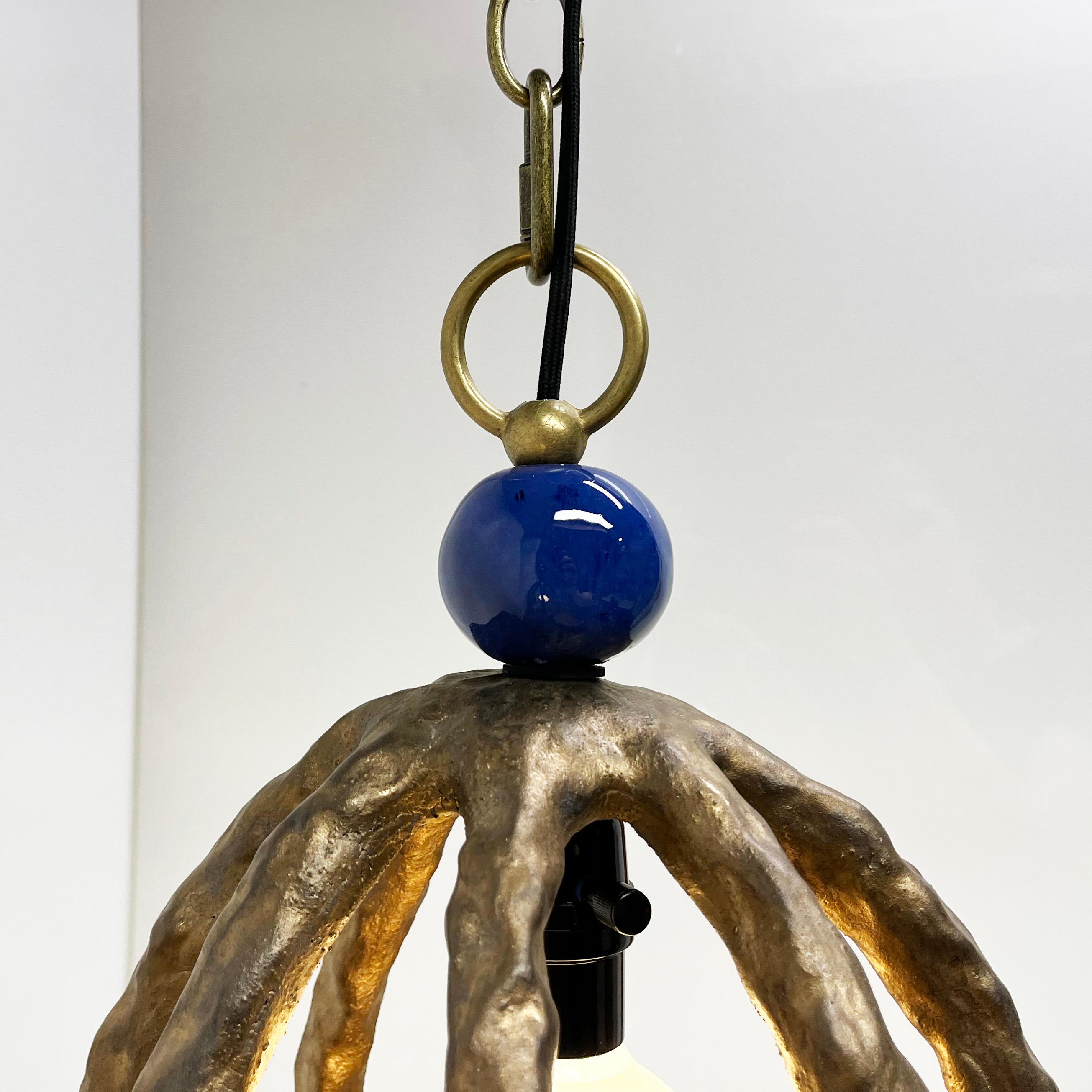 Grès Paire de lampes pendantes en grès éclectique par Olivia Barry / By Hand en vente