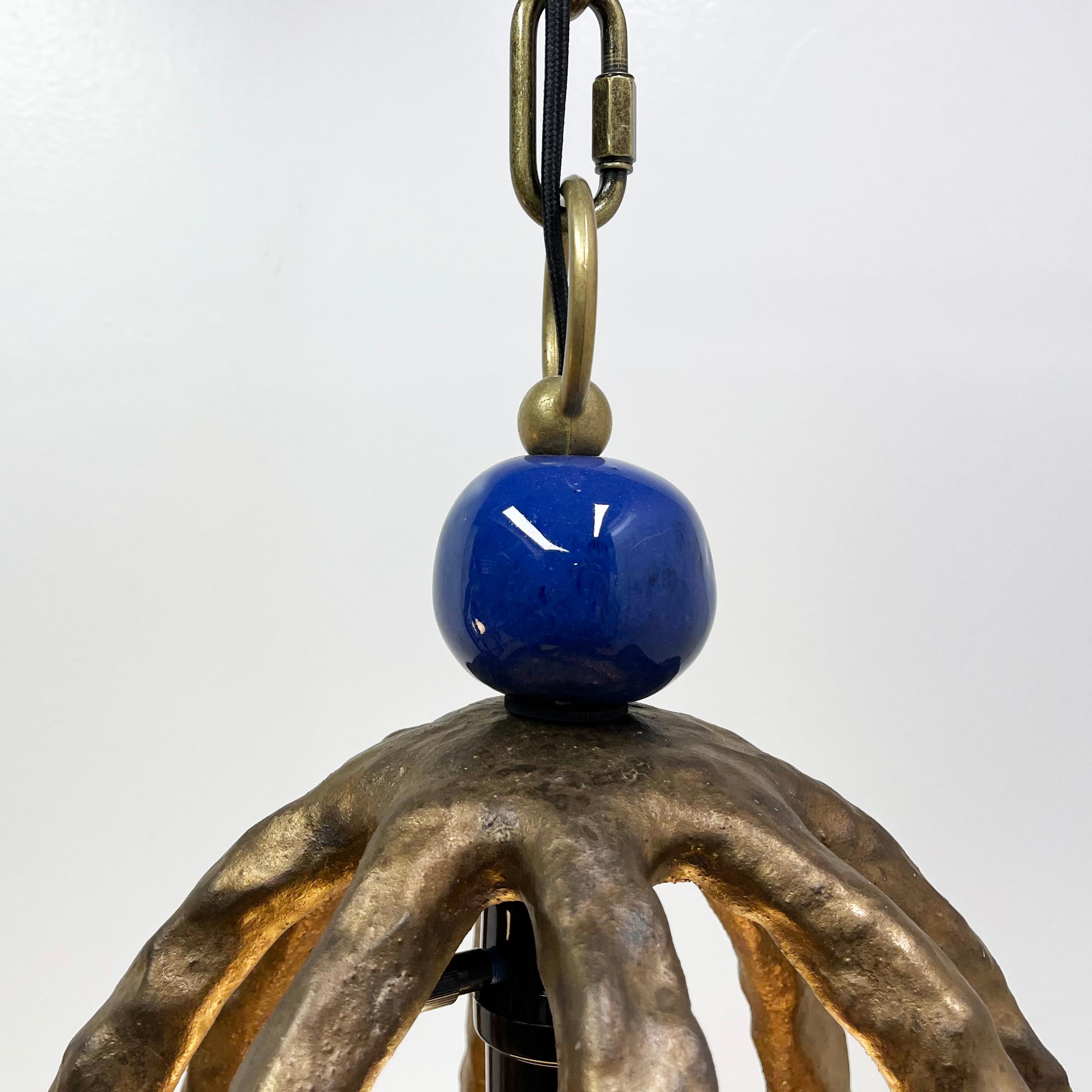 Paire de lampes pendantes en grès éclectique par Olivia Barry / By Hand en vente 1