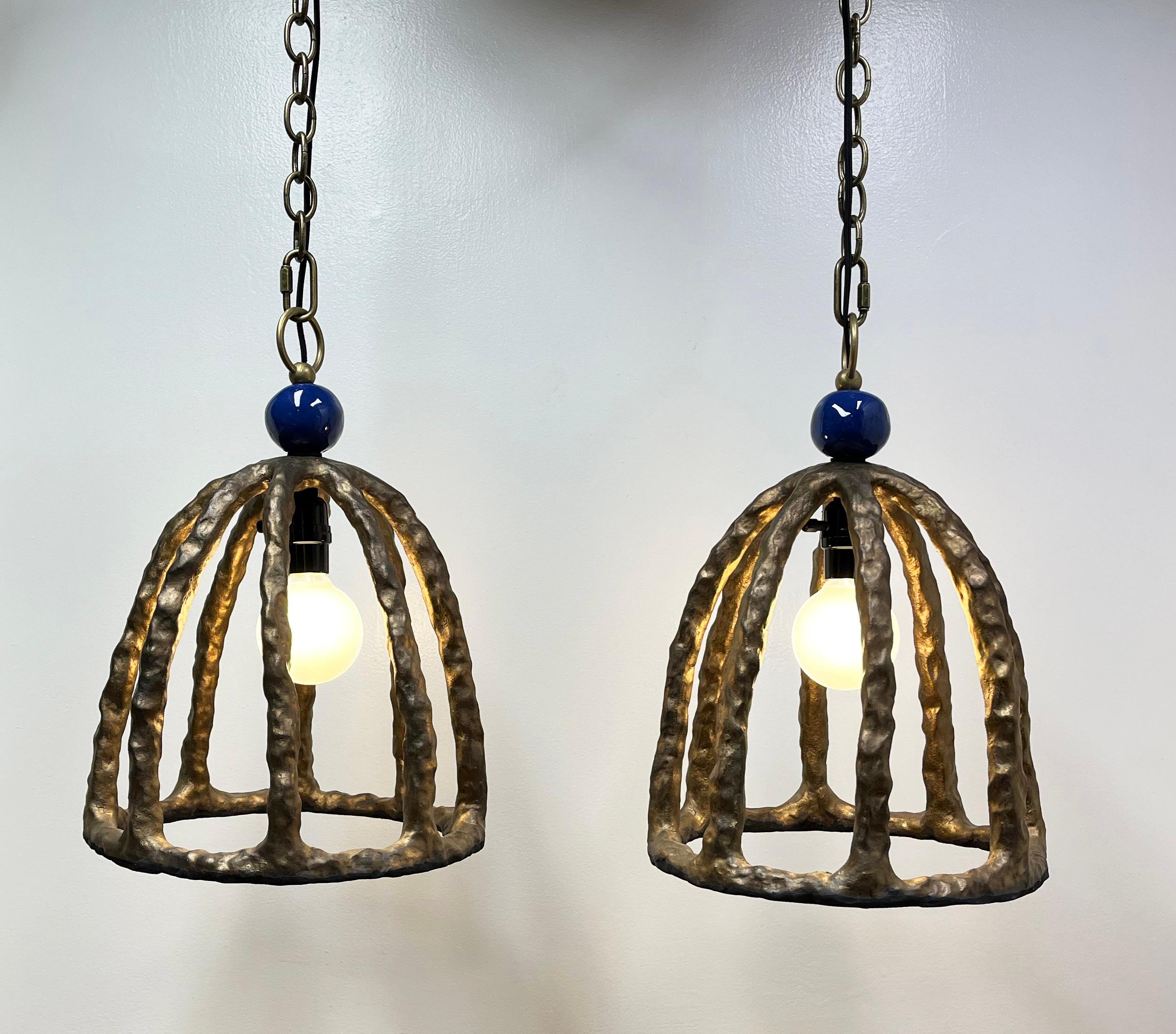 Paire de lampes pendantes en grès éclectique par Olivia Barry / By Hand en vente