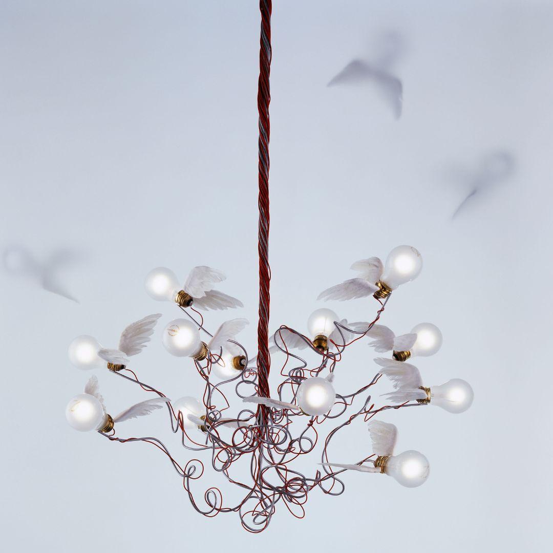 Lampada a sospensione 'Birdie' in rosso e ali di piume d'oca per Ingo Maurer In condizioni Nuovo in vendita a Glendale, CA