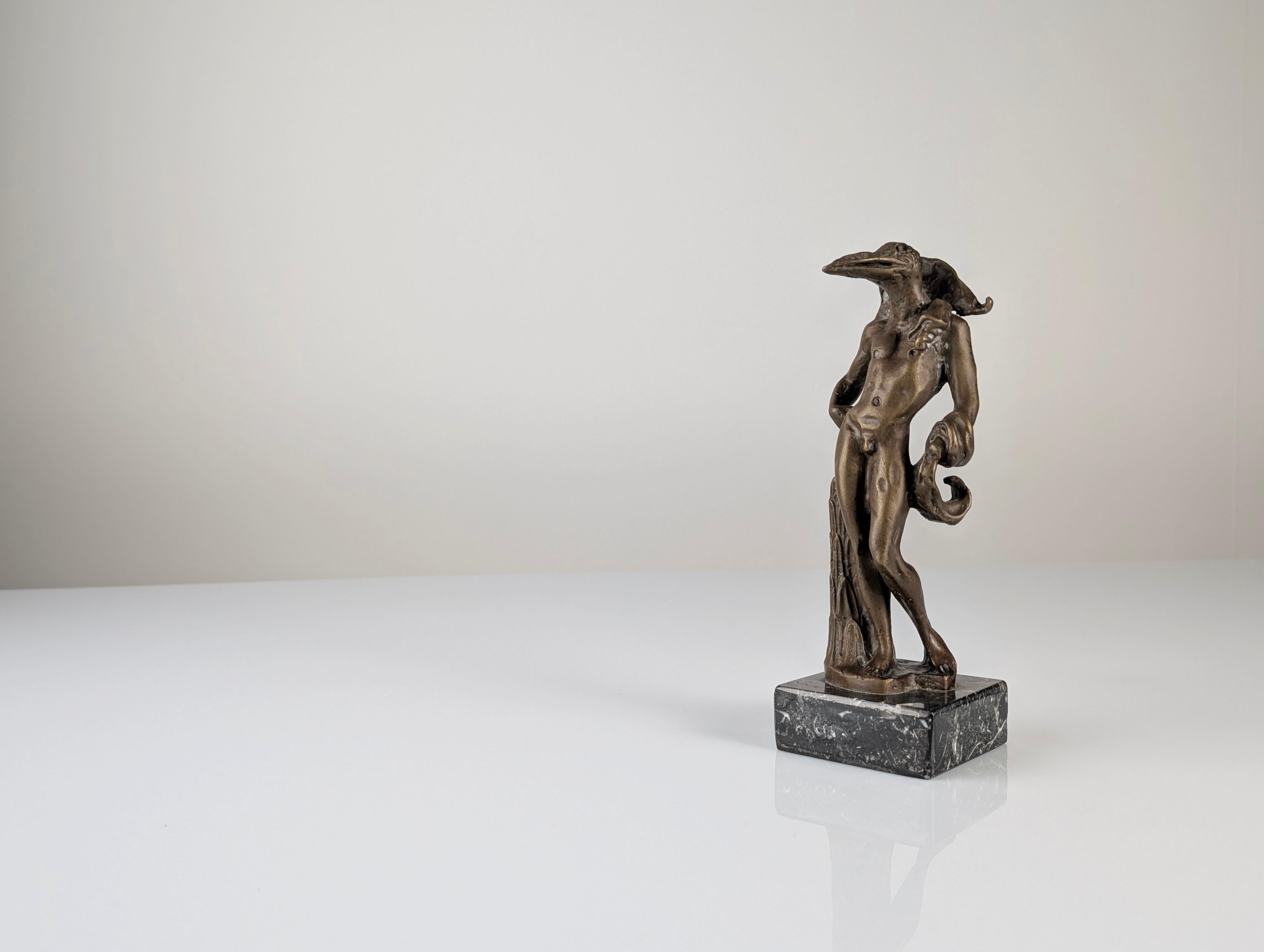 Escultura en bronce de Salvador Dalí, firmada y sellada por la renombrada Fundición Rudier de París. En esta exquisita pieza, Dalí presenta la transformación entre lo humano y lo animal, desplegándose con una presencia enigmática. El cuerpo