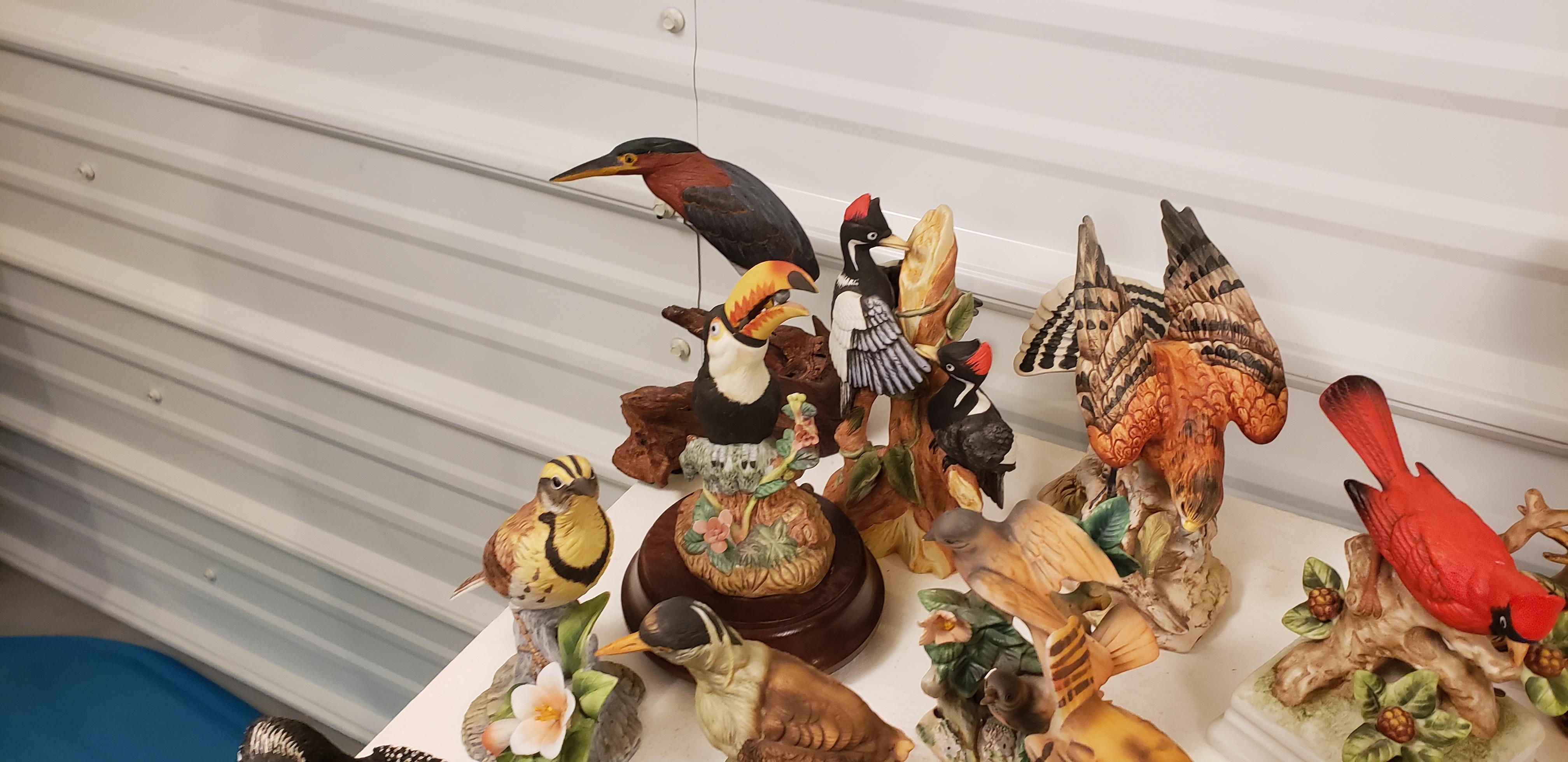 Collection de 25 figurines d'oiseaux et boîtes à musique Oiseaux en vente 2