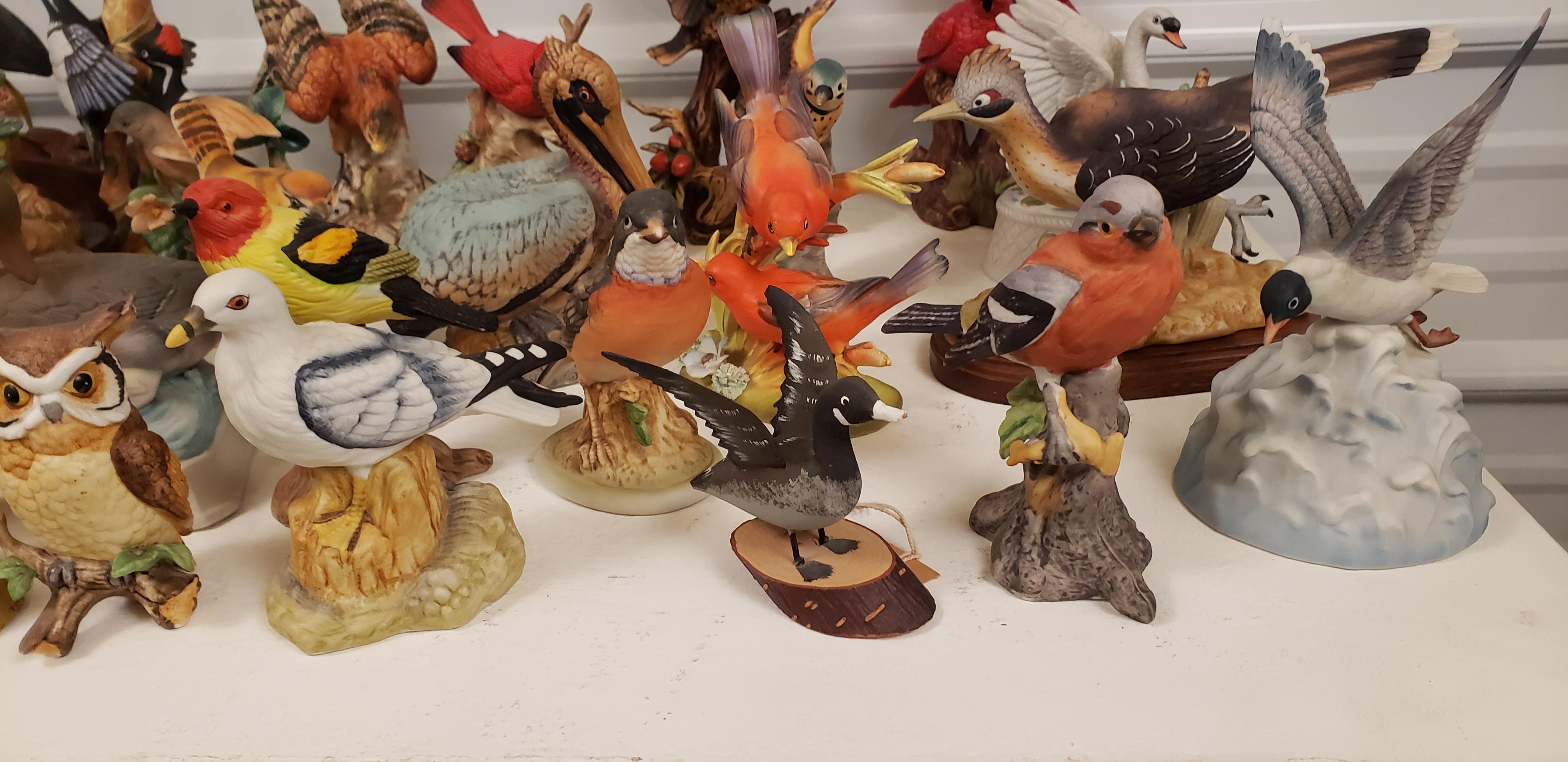 20ième siècle Collection de 25 figurines d'oiseaux et boîtes à musique Oiseaux en vente