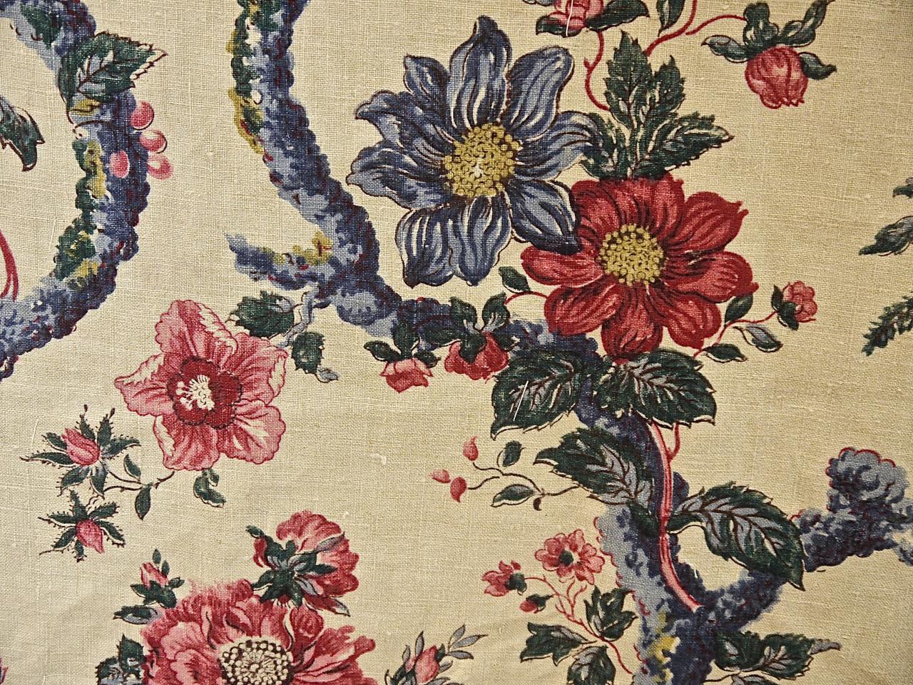 Birds and Flowers Linen Panel and Pair of Linen Curtains, French 19th Century For Sale 4