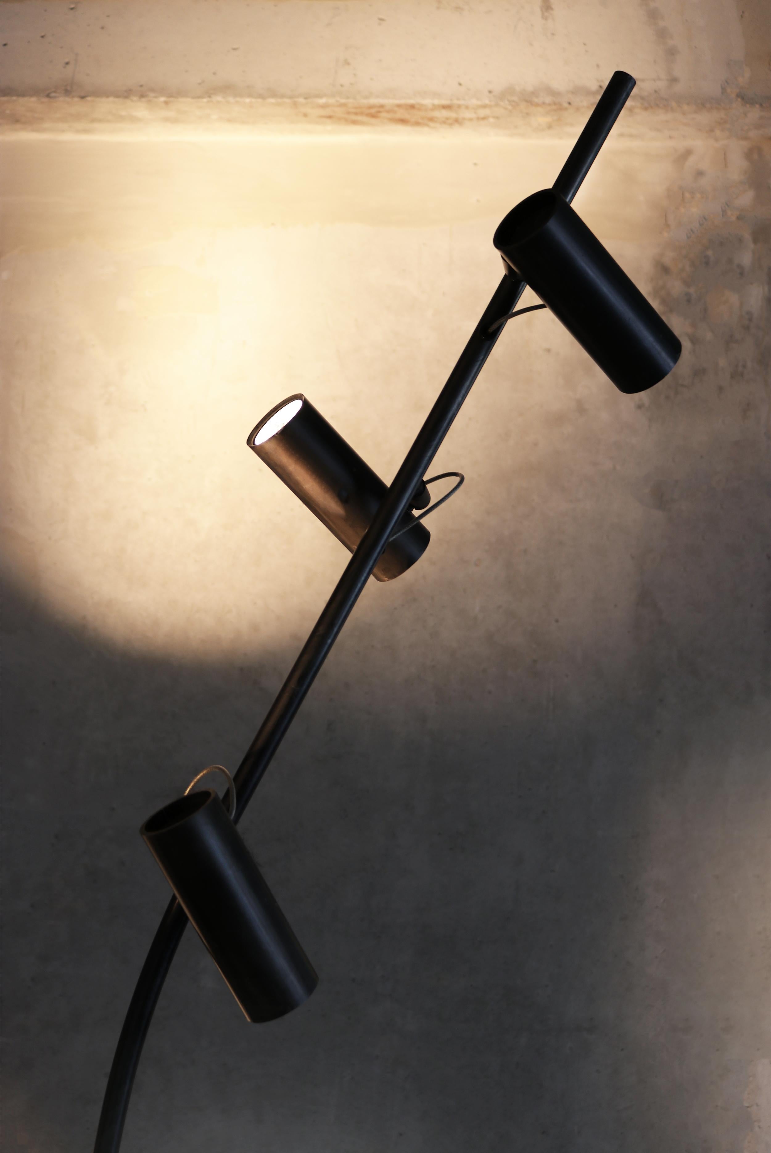 Birds contemporary floor lamp in concrete/iron, led spots design Lungoo In New Condition For Sale In Roeselare, BE