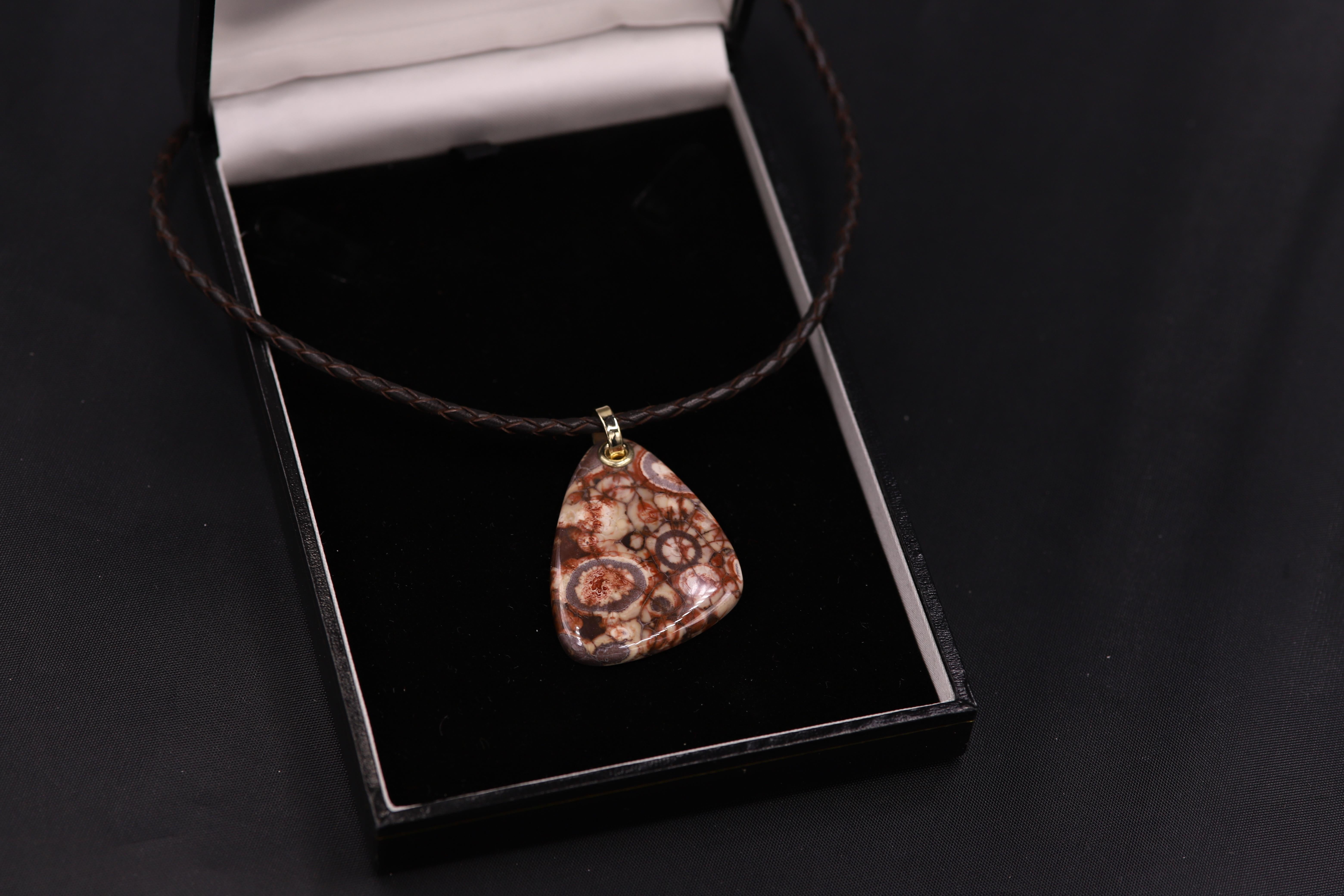 Natural Stone Necklace
Brilliant Colors and
Set with real 14k Gold parts
Stone Type: Birds Eye Jasper
Size: approx 1.75' x 1.5' inch
Leather cord Italian made - adjustable length 17'-19' Inch
Imperfections may exist due to natural formation
+Gift Box