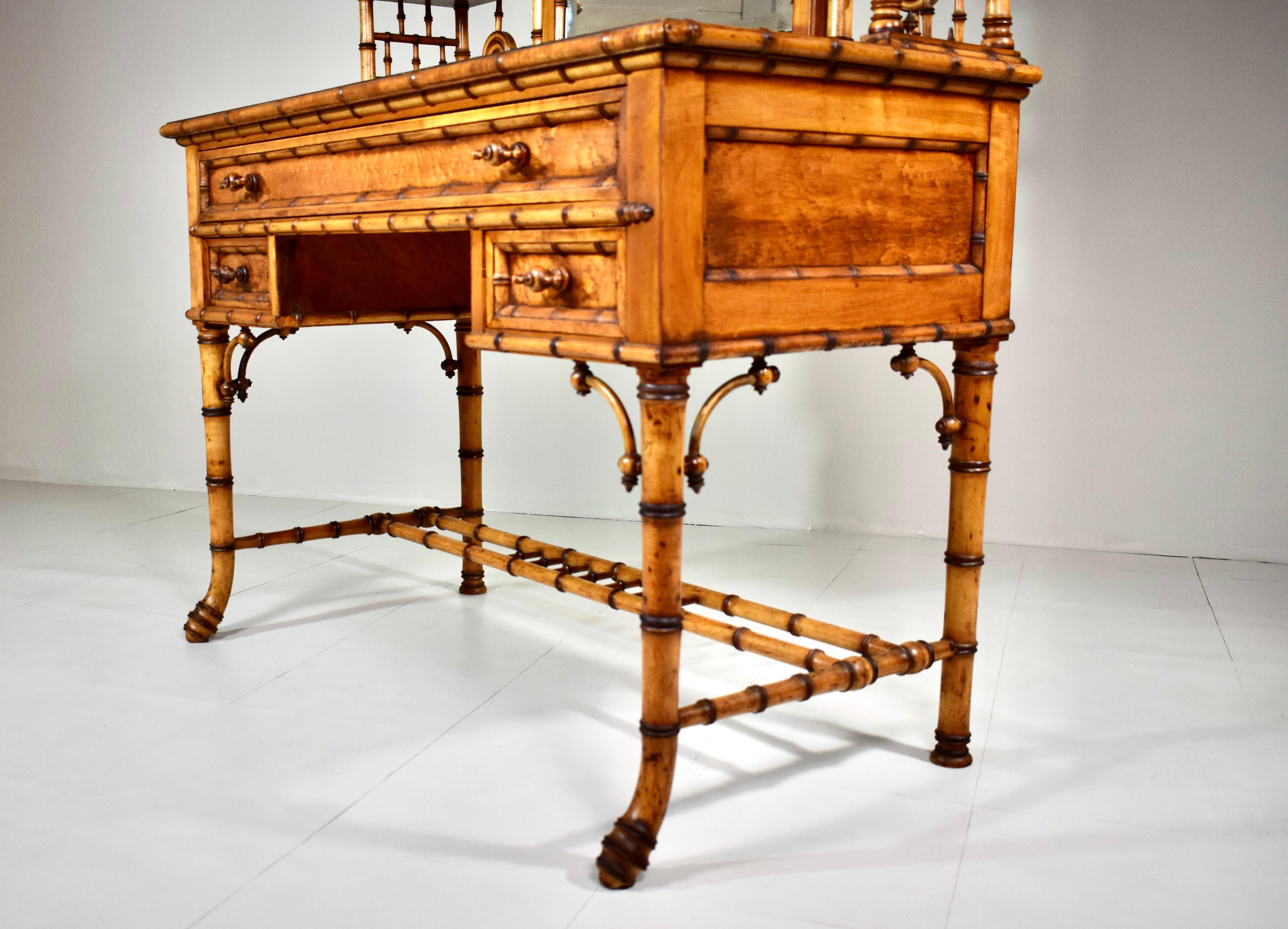 Bird's-Eye Maple Faux Bamboo Dressing Table and Chair by R J Horner & Co en Bueno estado para la venta en Southampton, NJ