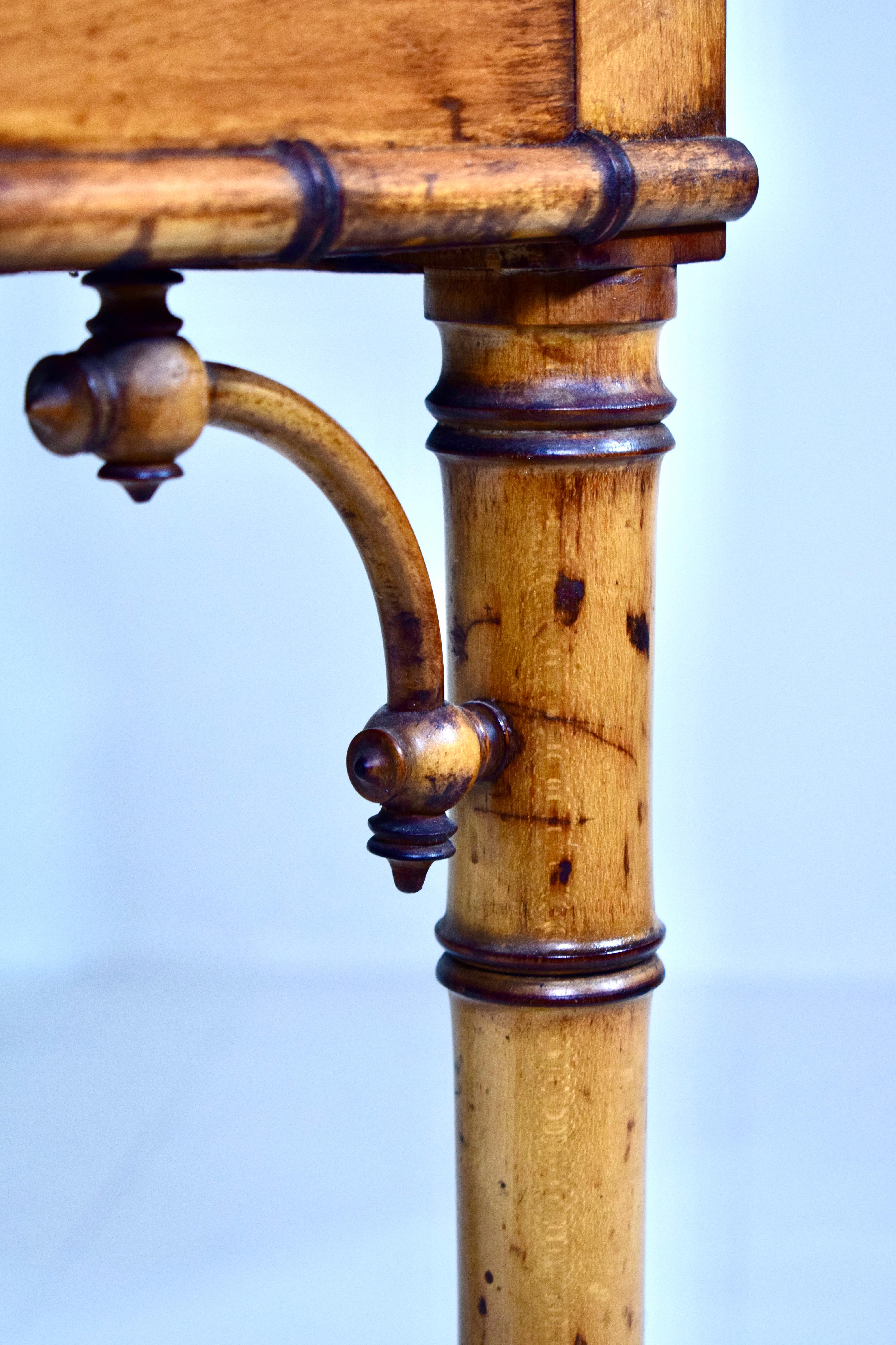 Bird's-Eye Maple Faux Bamboo Dressing Table and Chair by R J Horner & Co siglo XIX en venta