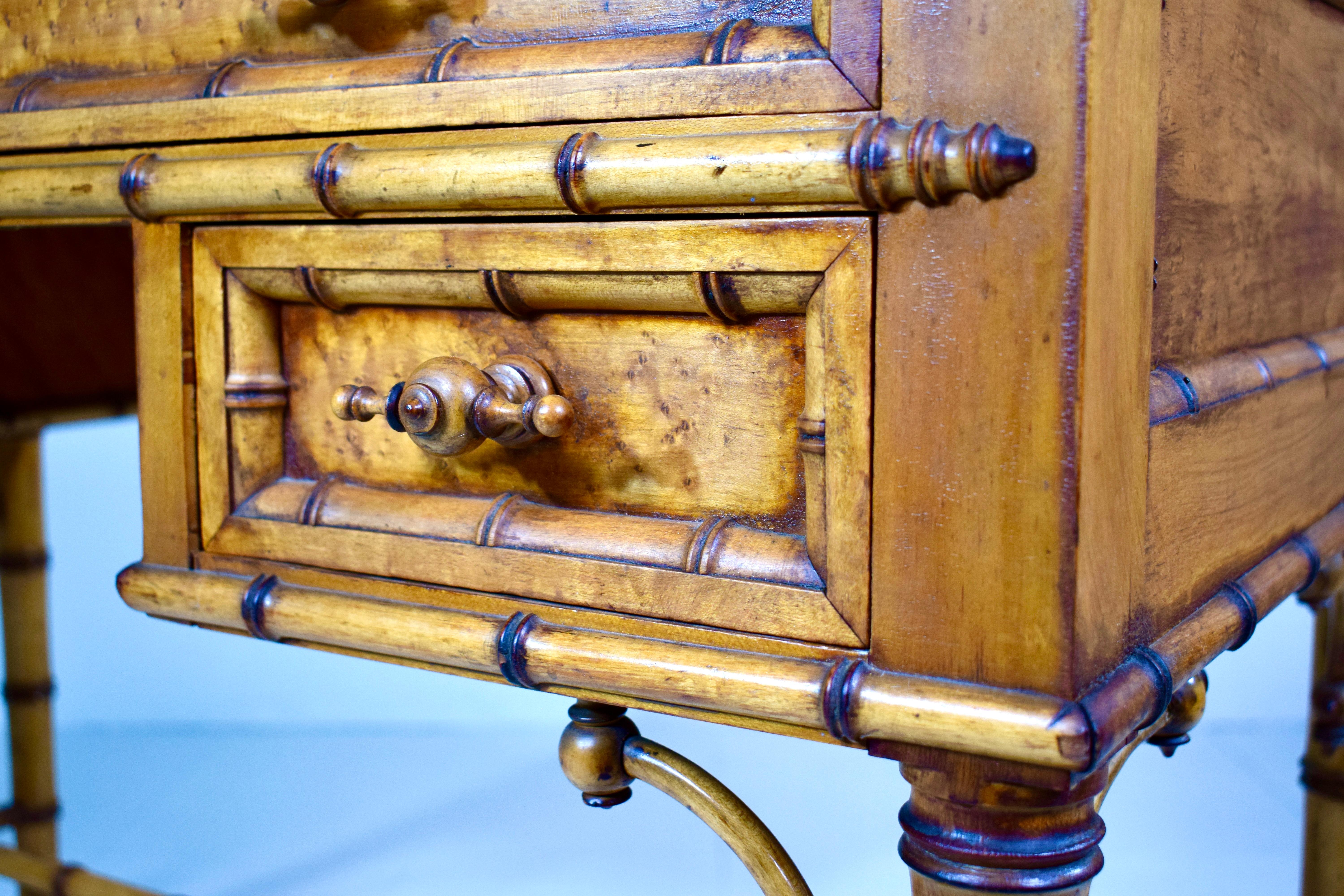 Bird's-Eye Maple Faux Bamboo Dressing Table and Chair by R J Horner & Co bambú de imitación en venta