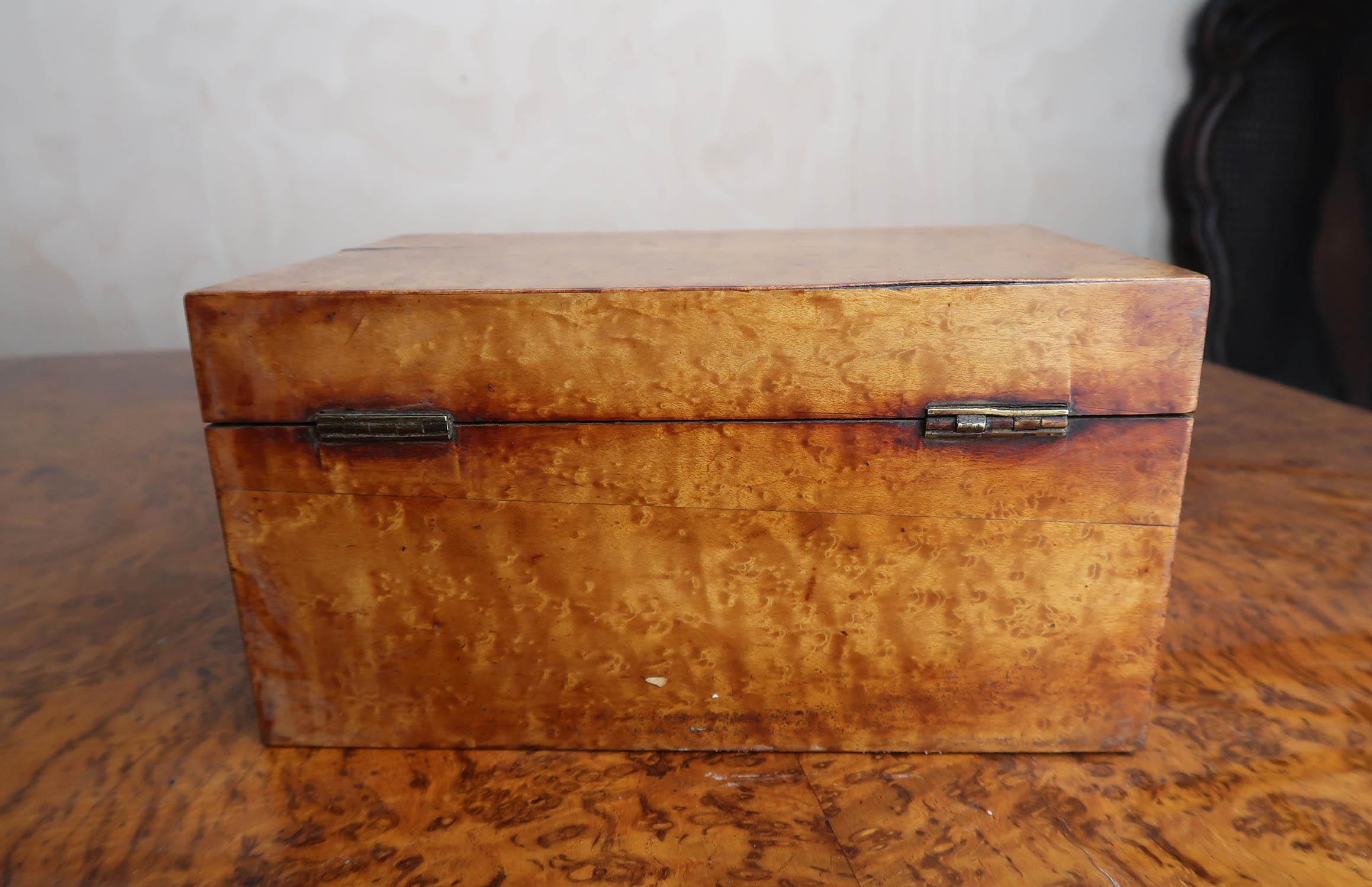 Birds Eye Maple Tea Caddy. English, Early 19th Century In Good Condition For Sale In St Annes, Lancashire