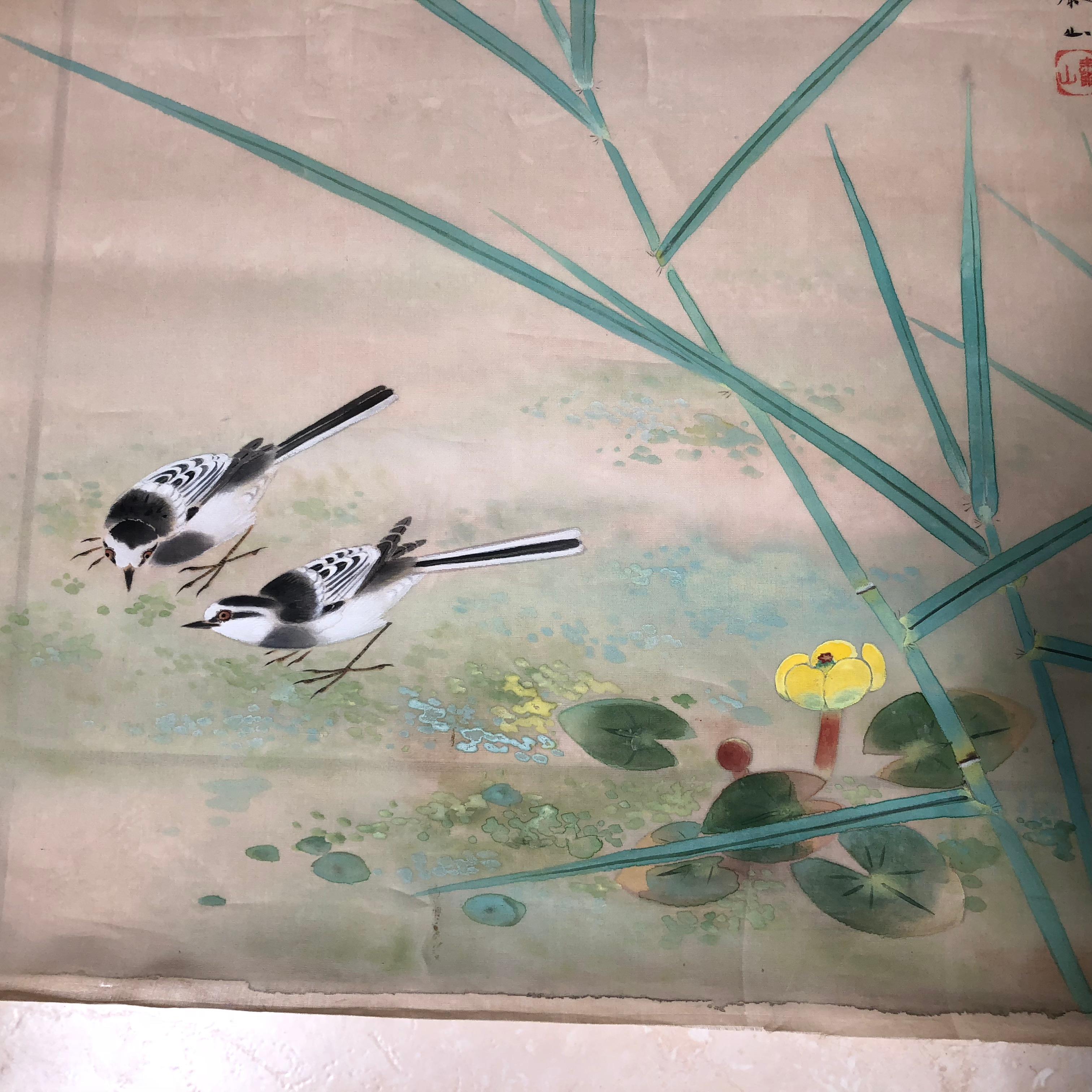 A very fine and delicate Japanese antique hand-painted silk painting of two blue birds and colorful flowers, Taisho period.
Hand painting in lively colors with great details.

Signed.

Immediately frameable.

Japan, attractive composition