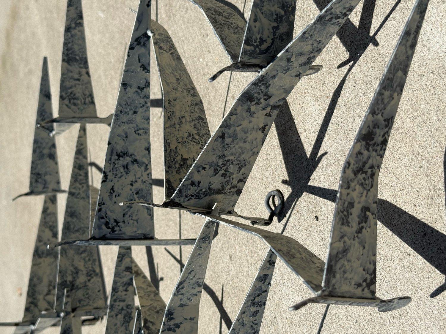 Sculpture murale du milieu du siècle intitulée Birds in Flight (Oiseaux en vol), réalisée par Curtis Jere (C.I. C.). Cette version est en blanc texturé et bleu argenté. La suspension murale 