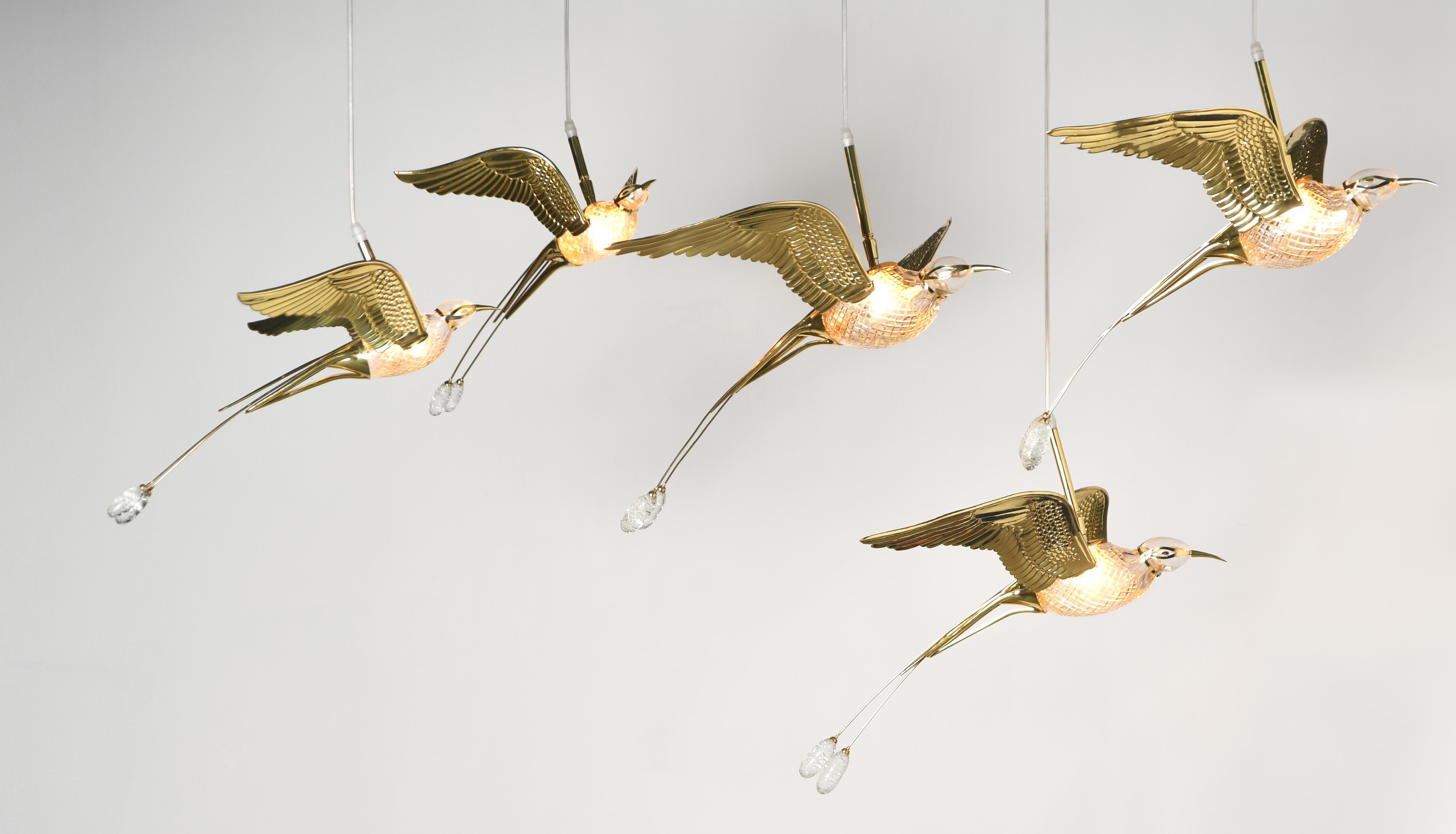 Questa raffinata lampada a sospensione a forma di uccello è una miscela armoniosa di arte e funzionalità, progettata per conferire un'aria di eleganza e raffinatezza a qualsiasi spazio. Realizzati in ottone di alta qualità, le ali e il corpo