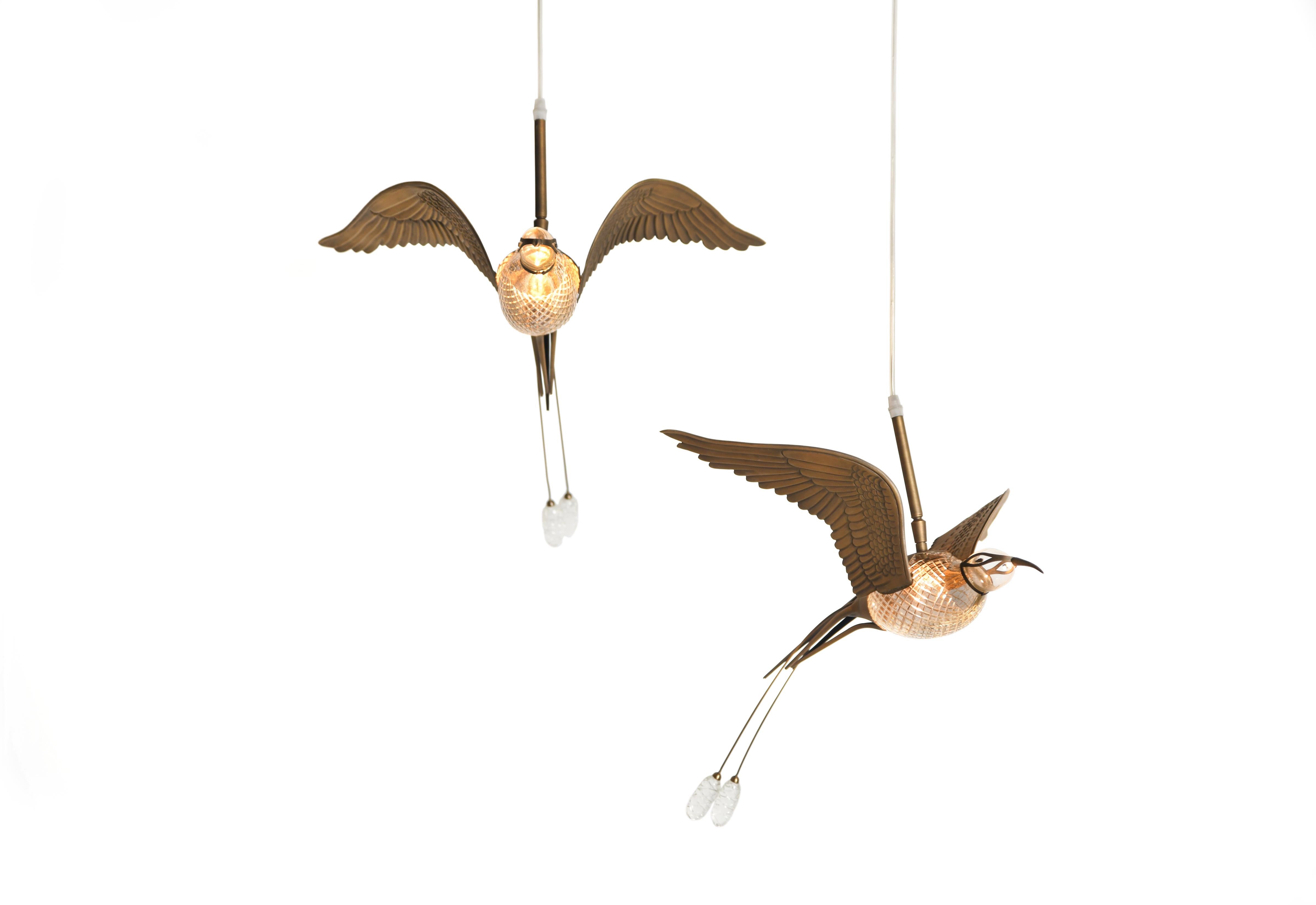 Questa raffinata lampada a sospensione a forma di uccello è una miscela armoniosa di arte e funzionalità, progettata per conferire un'aria di eleganza e raffinatezza a qualsiasi spazio. Realizzati in ottone di alta qualità, le ali e il corpo