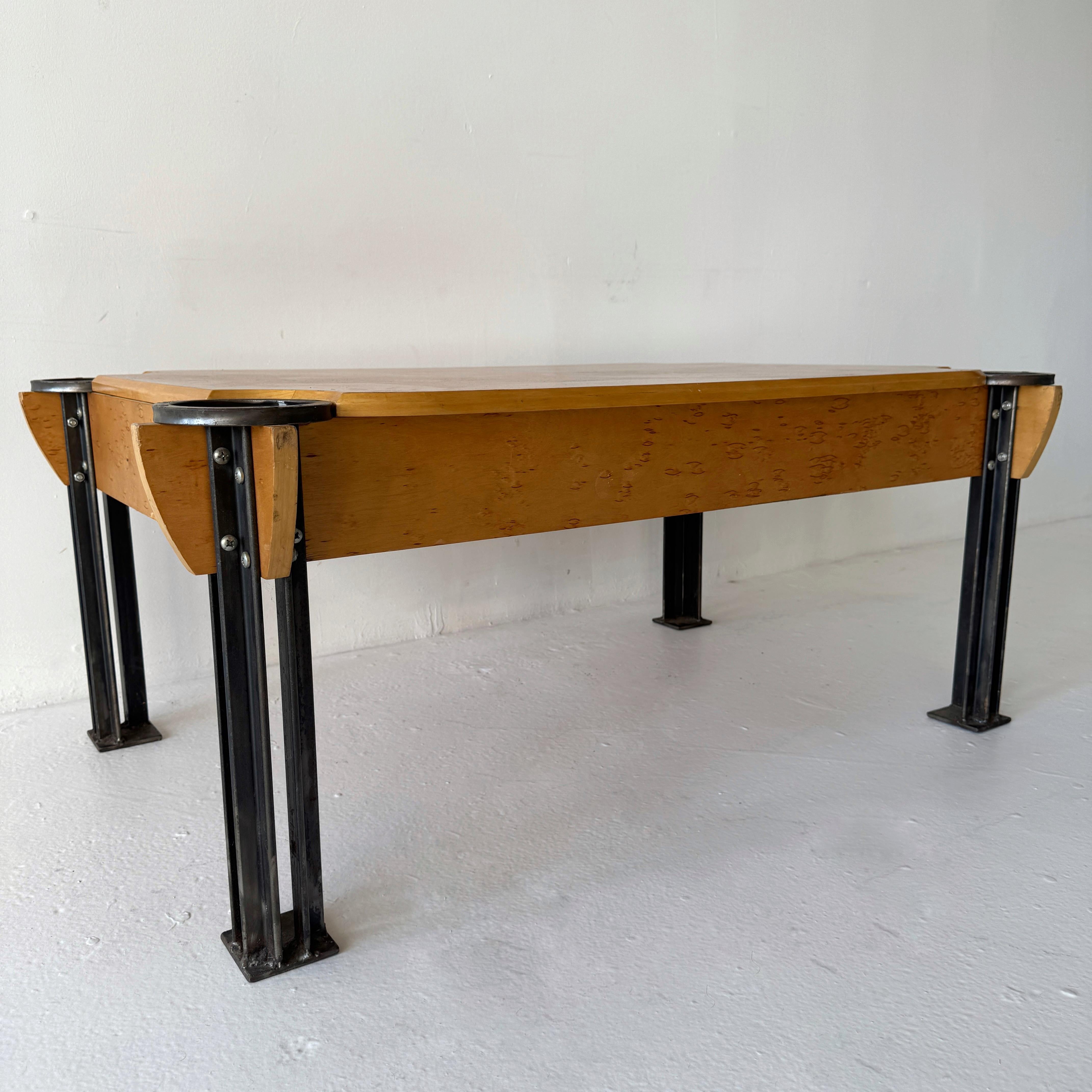 mesa de centro de arce ojo de perdiz con almacenaje oculto y detalles industriales en Bueno estado para la venta en Los Angeles, CA