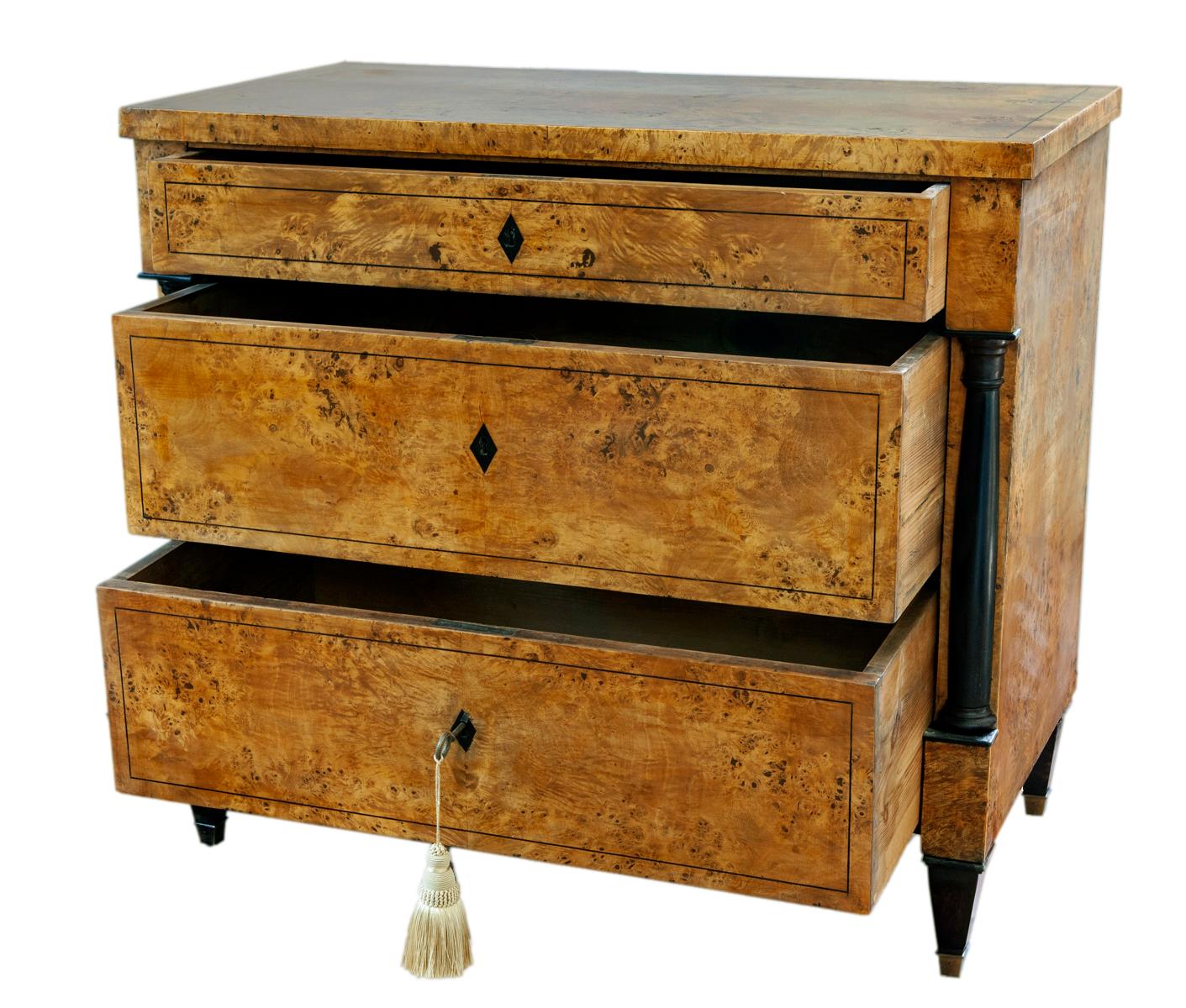 Vogelaugenahorn & Ebenholz Biedermeier Kommode mit drei Schubladen im Zustand „Gut“ im Angebot in Malibu, CA
