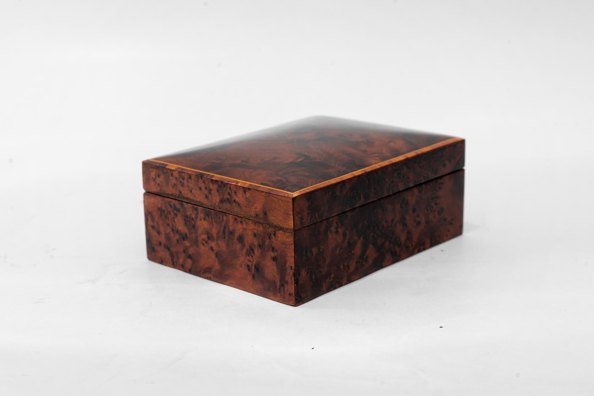 Birdseye wood box with inlays on the edges vienna around 1920s
Hand polished

