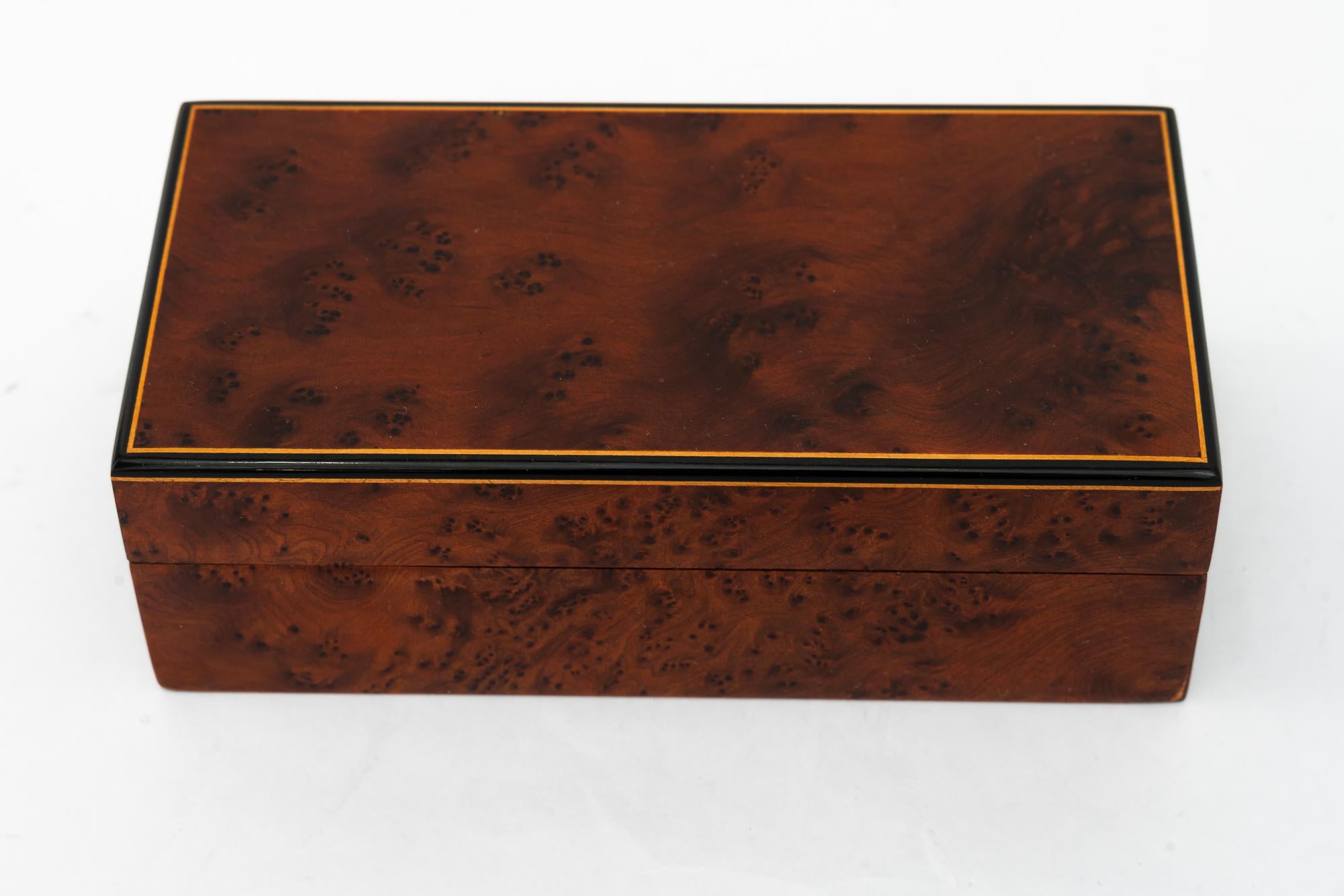 Birdseye wood box with inlays on the edges vienna around 1920s In Good Condition For Sale In Wien, AT