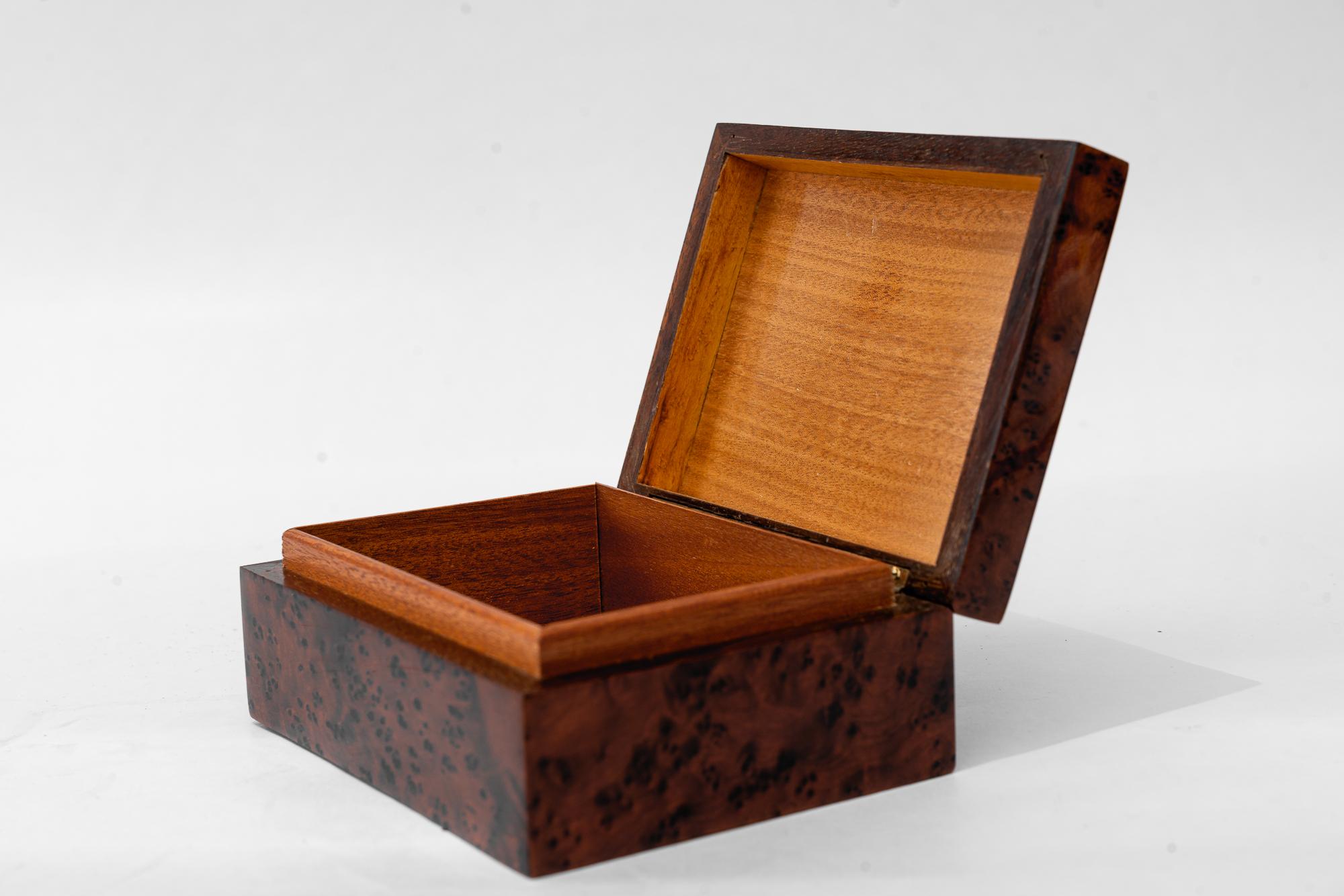 Birdseye wood box with inlays on the edges vienna around 1920s In Good Condition For Sale In Wien, AT