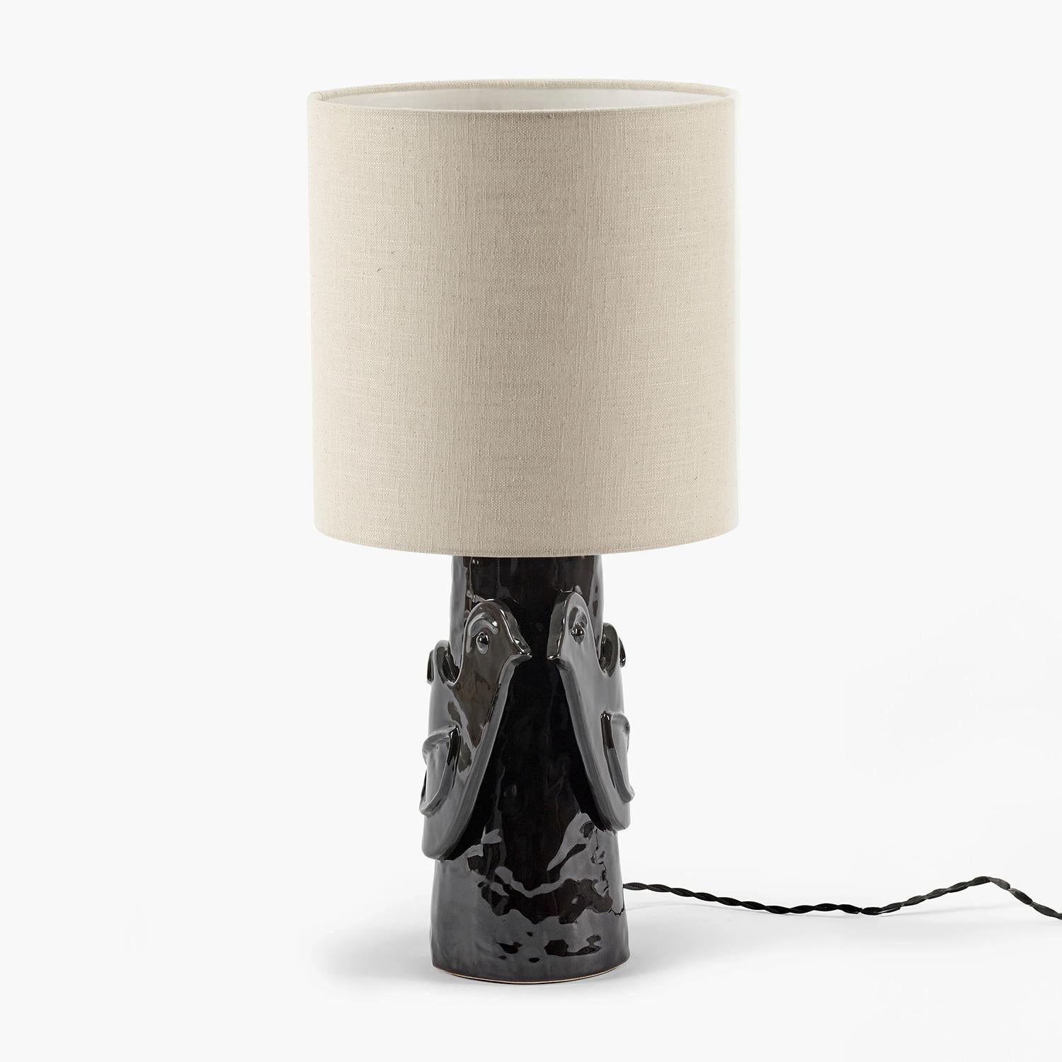 Lampe à poser Birdy Black avec structure en grès
avec une glaçure naturelle incolore. Y compris un lin beige 
abat-jour. 1 ampoule, douille type E27, max, 40 watt, 
ampoule non incluse.
Également disponible sur demande en finition blanc crème ou