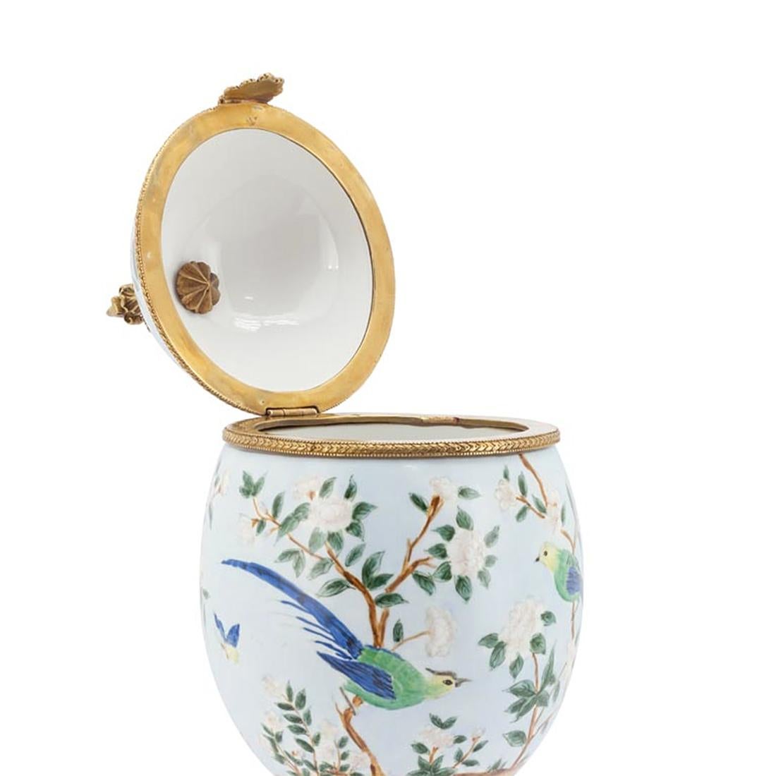 Boîte à oiseaux en porcelaine Neuf - En vente à Paris, FR