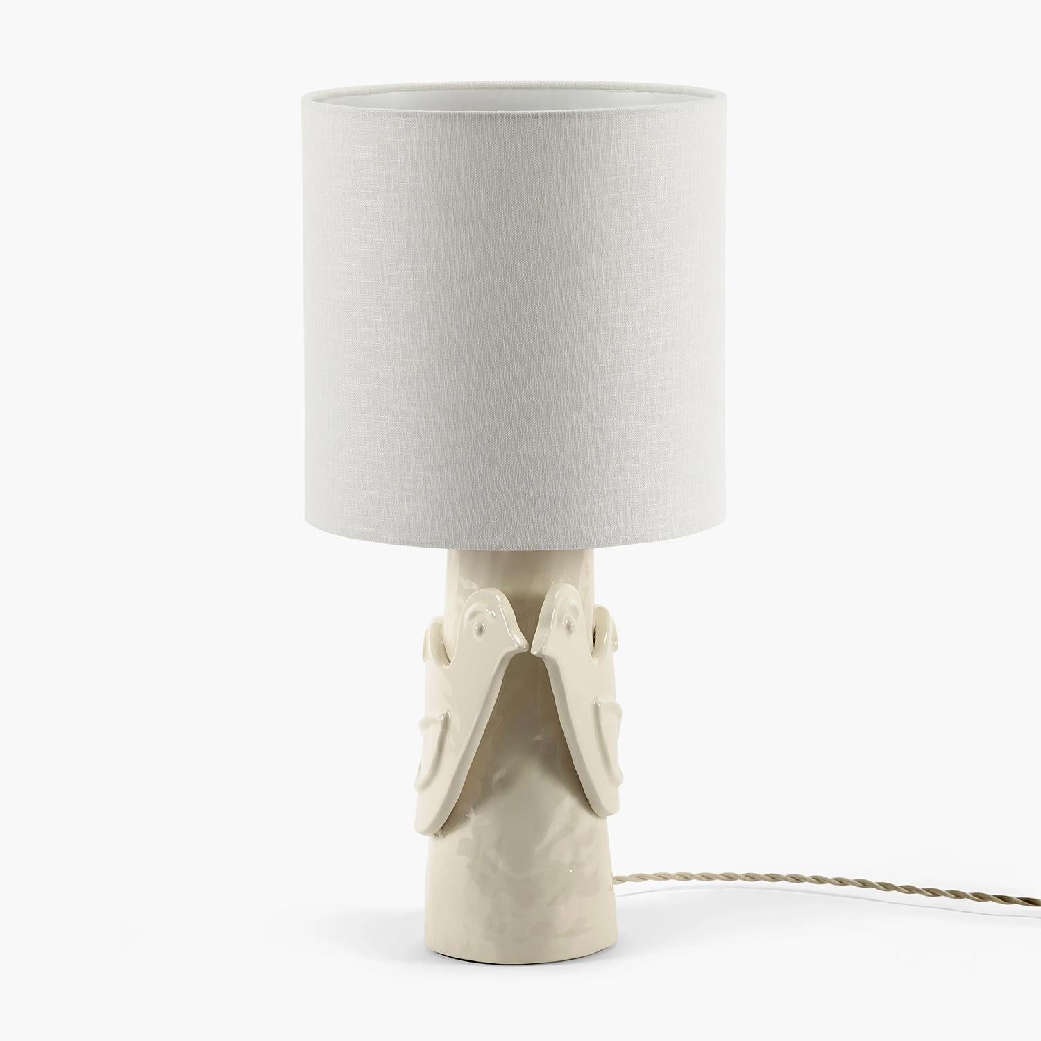 Lampe à poser Birdy Cream White avec structure en grès
avec une glaçure naturelle incolore. Y compris un lin beige 
abat-jour. 1 ampoule, douille type E27, max, 40 watt, 
ampoule non incluse.
Également disponible sur demande en noir ou en rouge