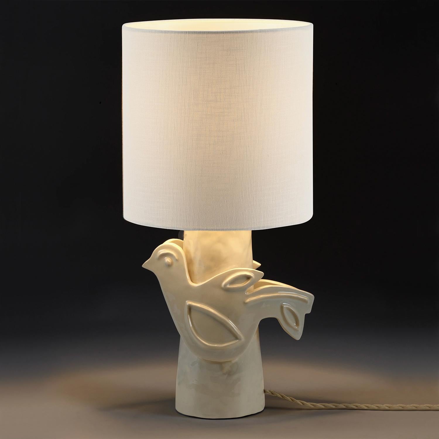 Belge Lampe de table blanche crème oiseau en vente