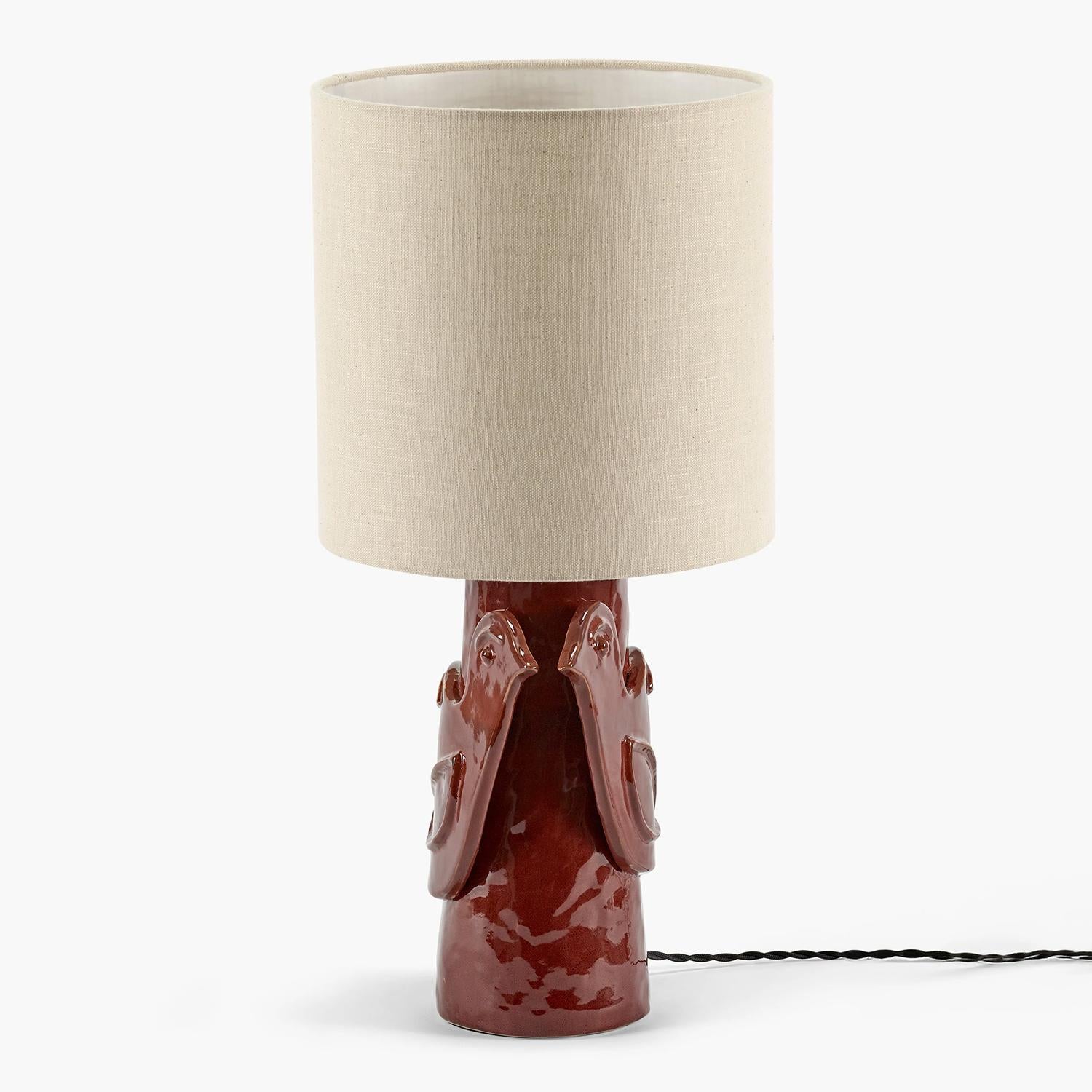 Lampe à poser Birdy Dark Red avec structure en grès
avec une glaçure naturelle incolore. Y compris un lin beige 
abat-jour. 1 ampoule, douille type E27, max, 40 watt, 
ampoule non incluse.
Également disponible sur demande en finition blanc crème ou
