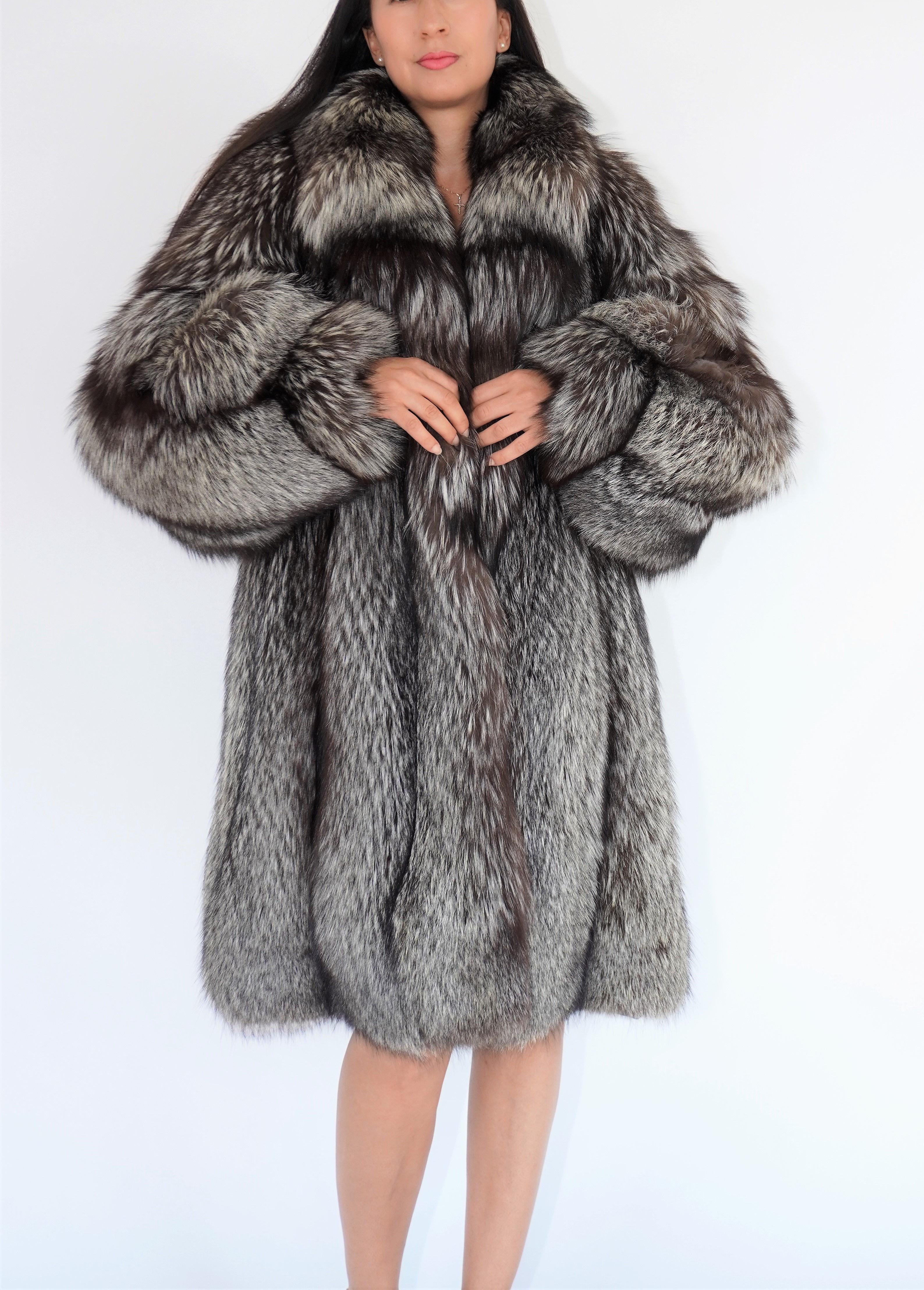 BESCHREIBUNG : 01 SILVER FOX FUR COAT SIZE 12 : 

Portraitkragen:: Prinzessmanschetten:: geschmeidige Felle:: frisches Fell:: europäische deutsche Schnallen zum Verschließen:: zu geschlitzte Taschen:: schöne große volle Pelzfelle in ausgezeichnetem
