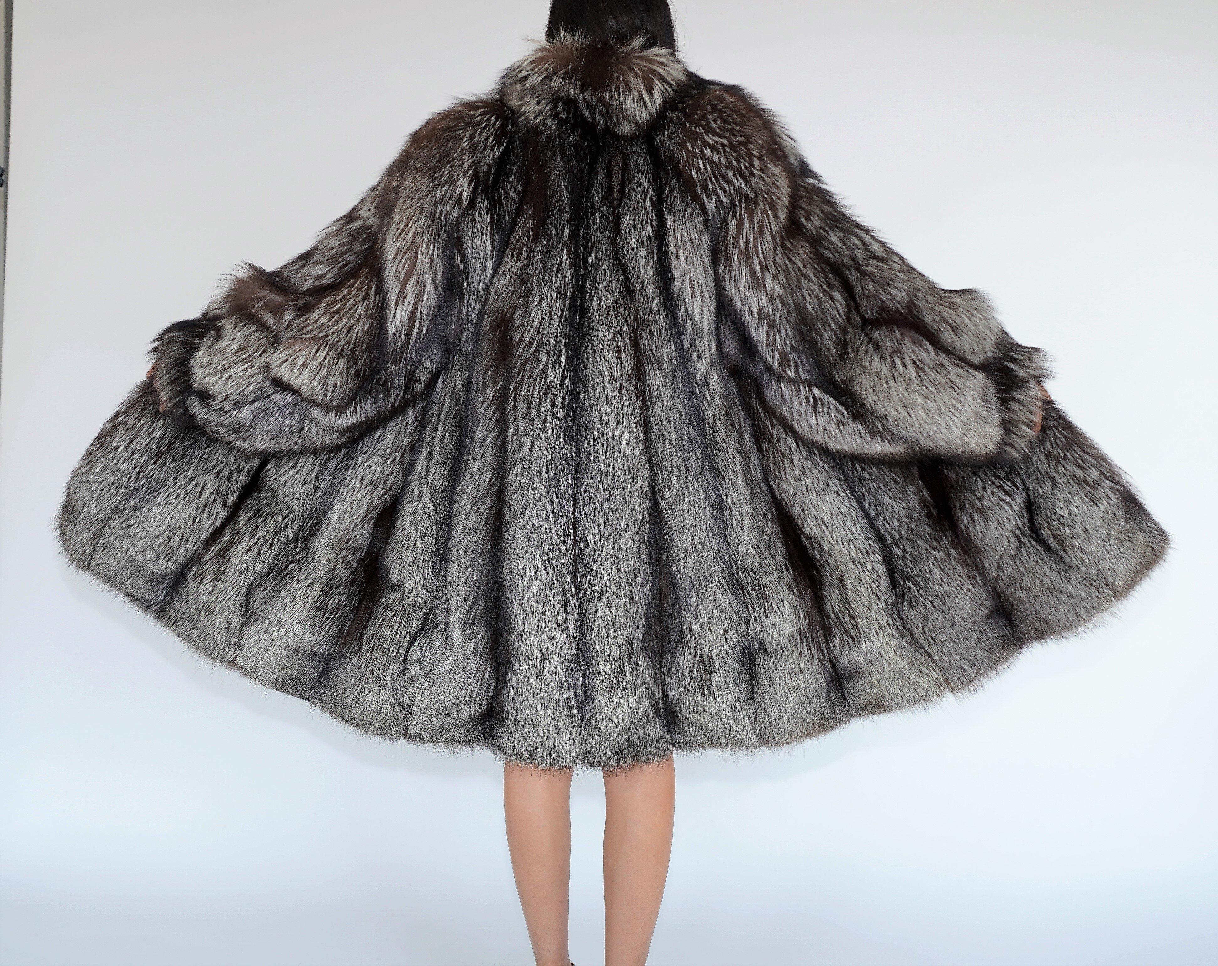 Brand new Siberian silver fox fur coat size 12 In Excellent Condition For Sale In Montreal, Quebec