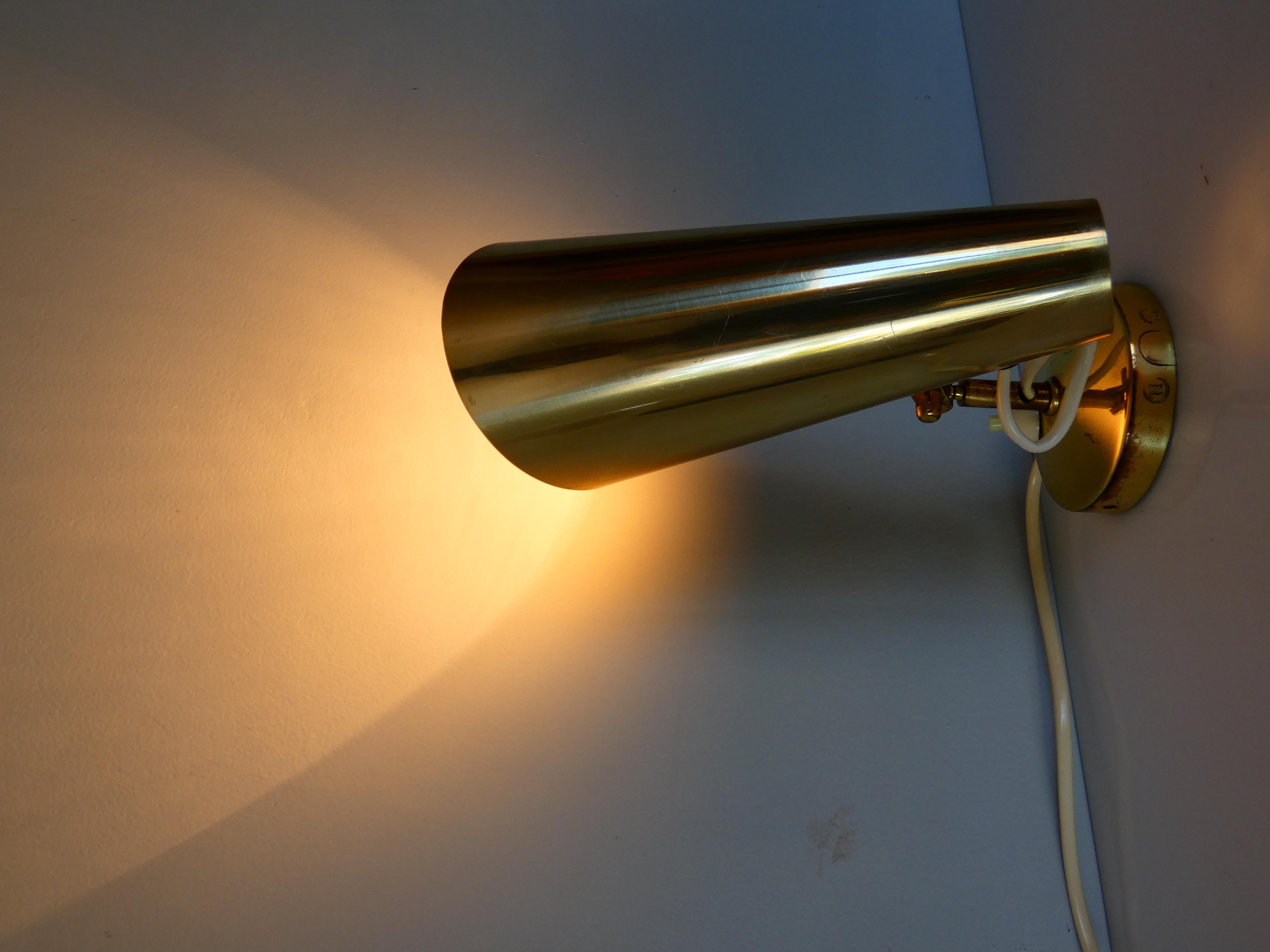 Birger Dahl Lámpara de pared con foco de latón Sønnico 1950s Noruega en venta 3