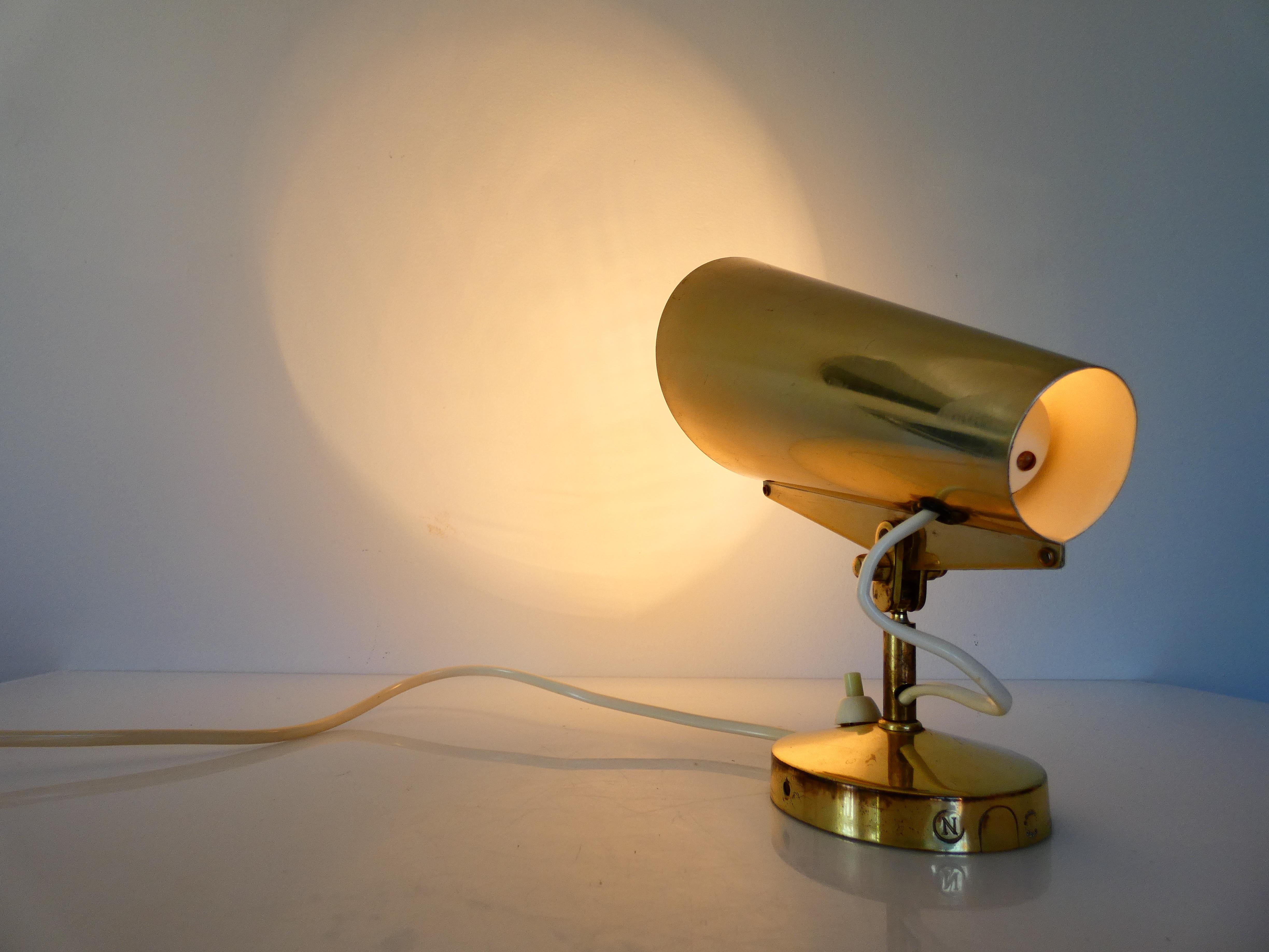 Aplique regulable o foco moderno de mediados de siglo, diseñado por Birger Dahl y fabricado por Sønnico Oslo en Noruega hacia la década de 1950. Este modelo es un elegante ejemplo del diseño de iluminación escandinavo de la posguerra, caracterizado