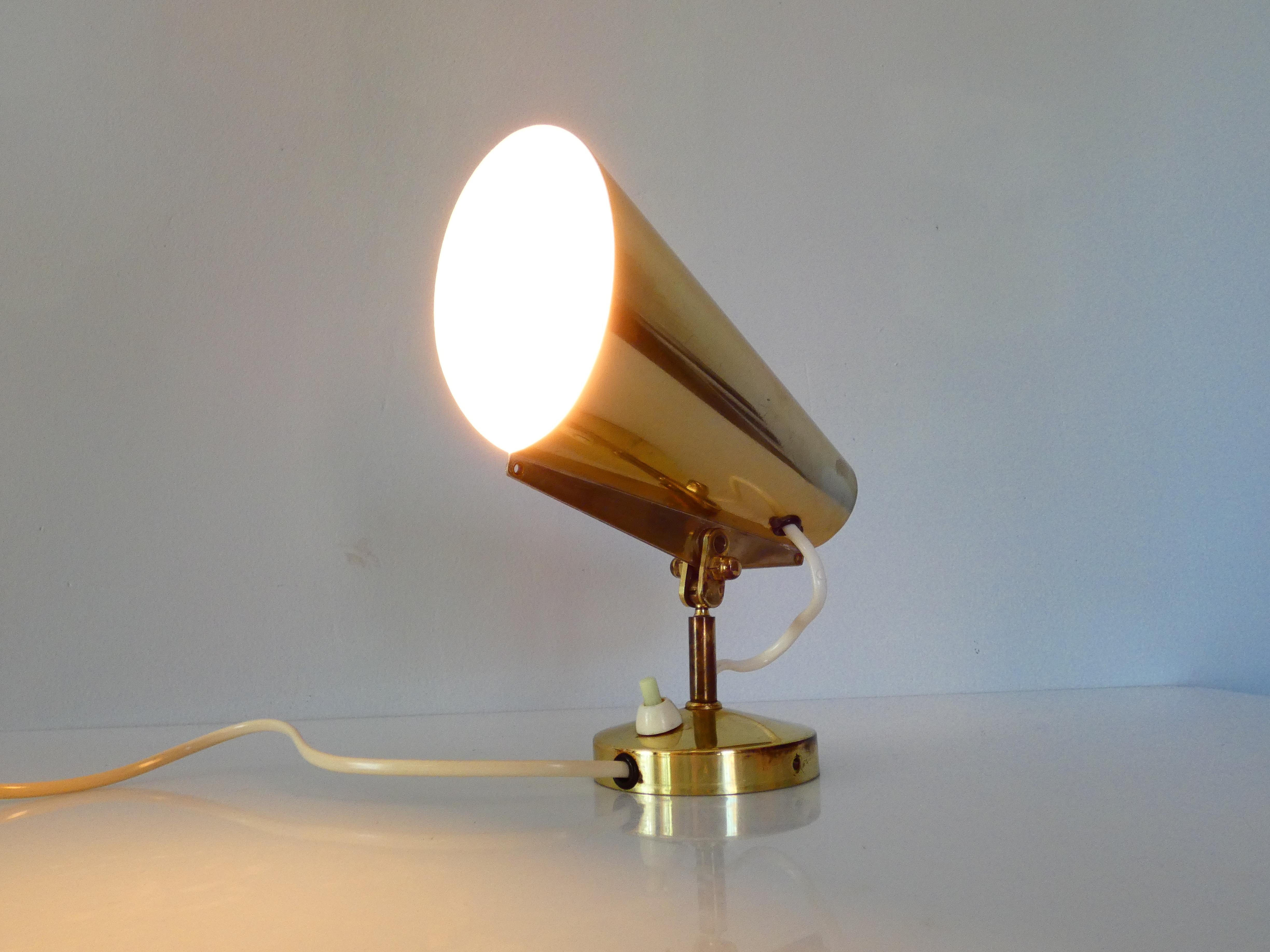 Birger Dahl Lámpara de pared con foco de latón Sønnico 1950s Noruega en venta 1