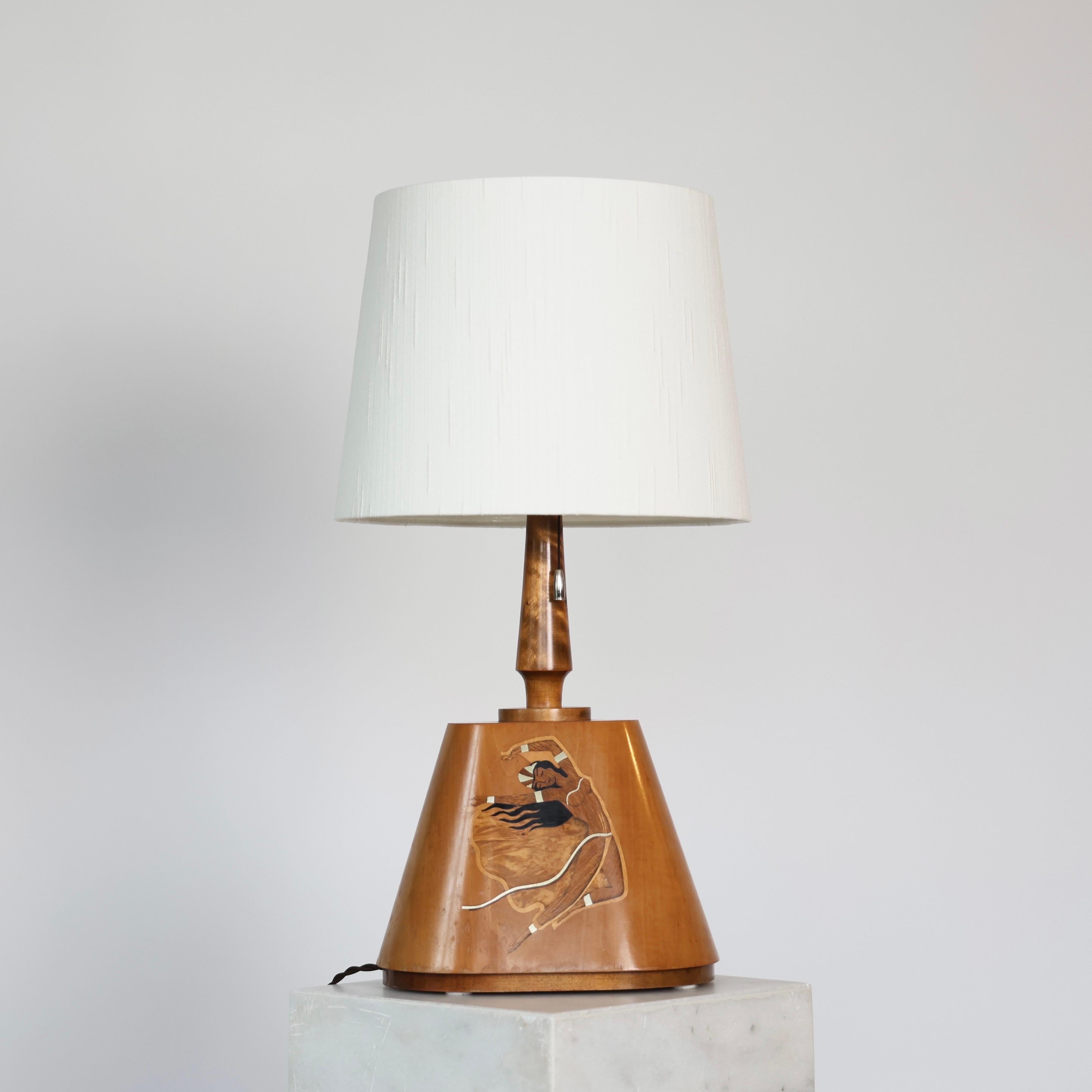 Exquise lampe de table en intarsia fabriquée par Birger Ekman en 1939. 

* Lampe de table en bois avec incrustation d'intarsia représentant une femme dansant. Signé 