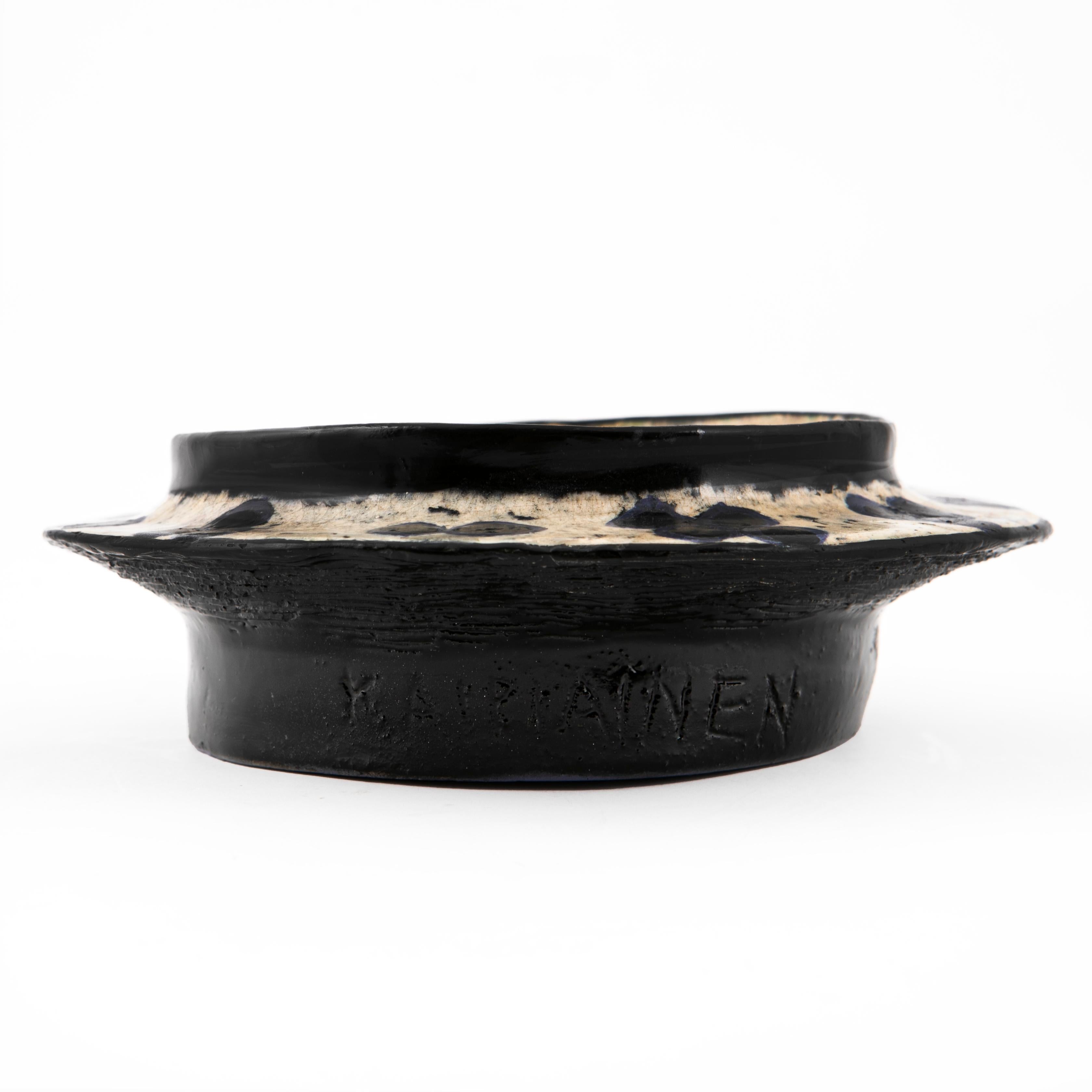Birger Kaipiainen (1915 – 1988).
Small one of a kind stoneware bowl decorated with purple and black grapes on a ivory glazed base. Lower part of the bowl with black glaze and flutings / grooves. Signed Kaipiainen. Bottom with light purple
