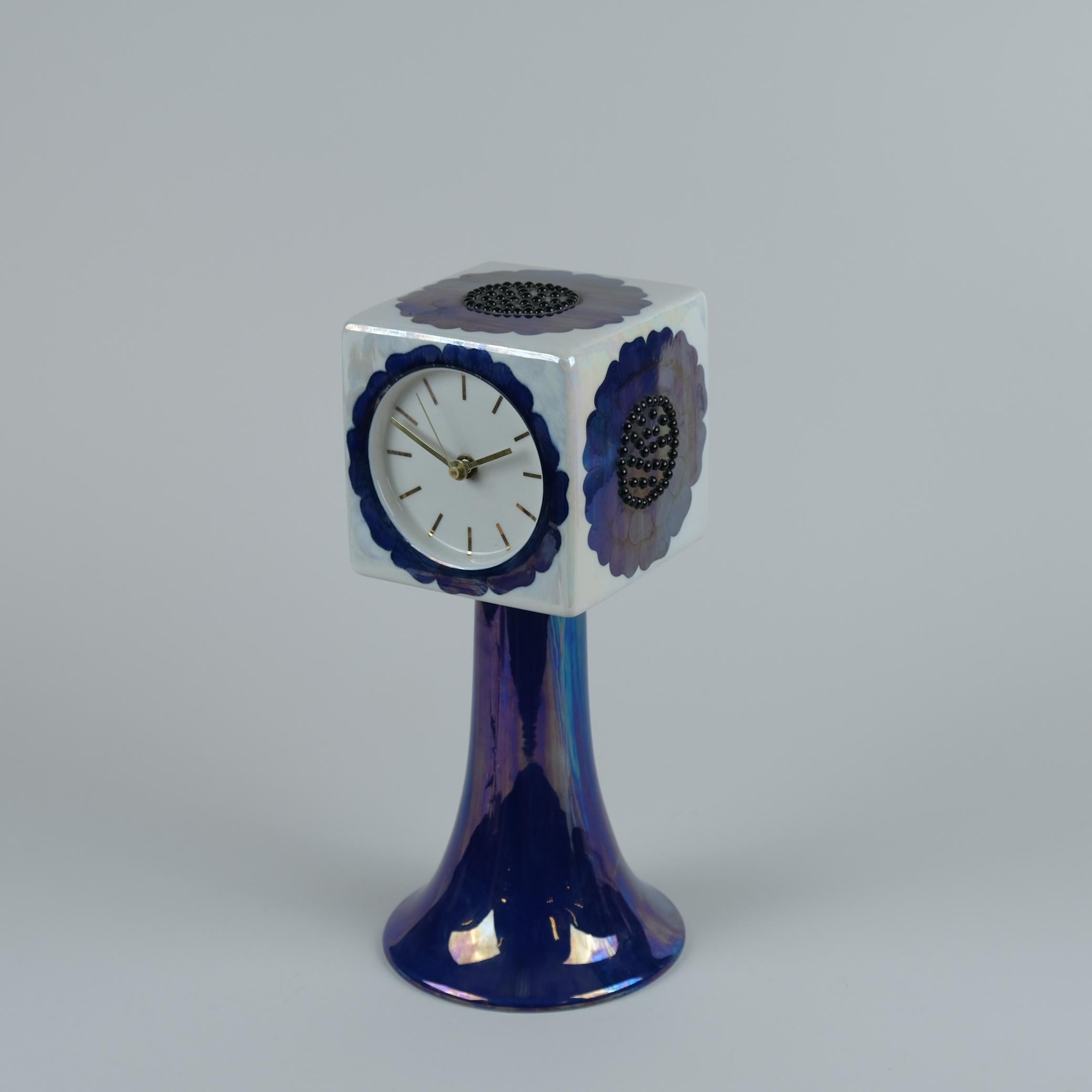 Birger Kaipiainen had a thing for clock´s. Frequently in his decorative dishes he had clock`s that were always pointing to 12:15.
Now here is the whole thing. In perfect working order and a very good condition indeed. The clock is stamped Birger