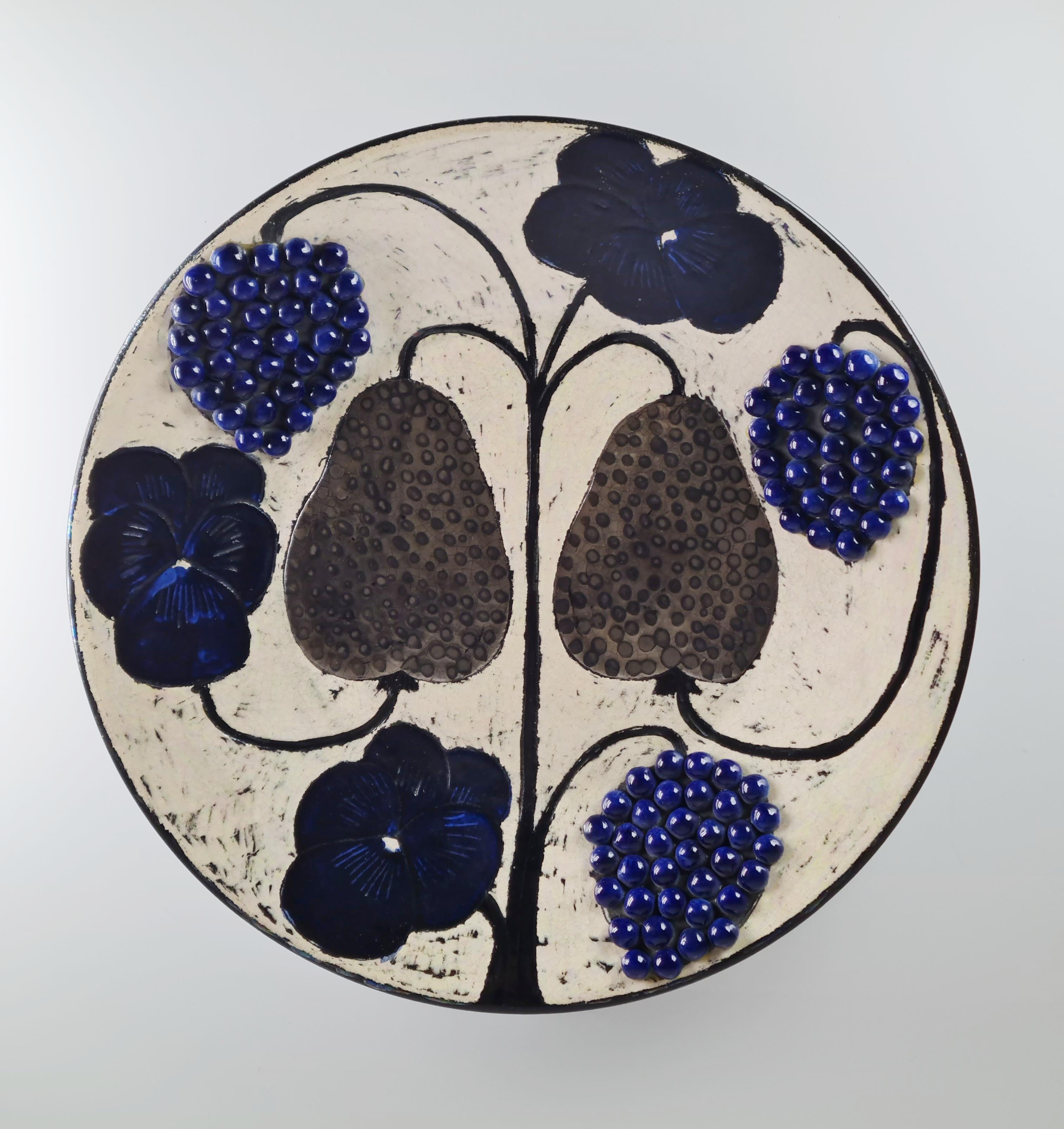 A lovely and unique decorative plate designed by the artistic genius Birger Kaipiainen, manufactured by Arabia of Finland in the late 20th century. Kaipiainen has always been the one to stand out in the design world, through the sheer creativity and