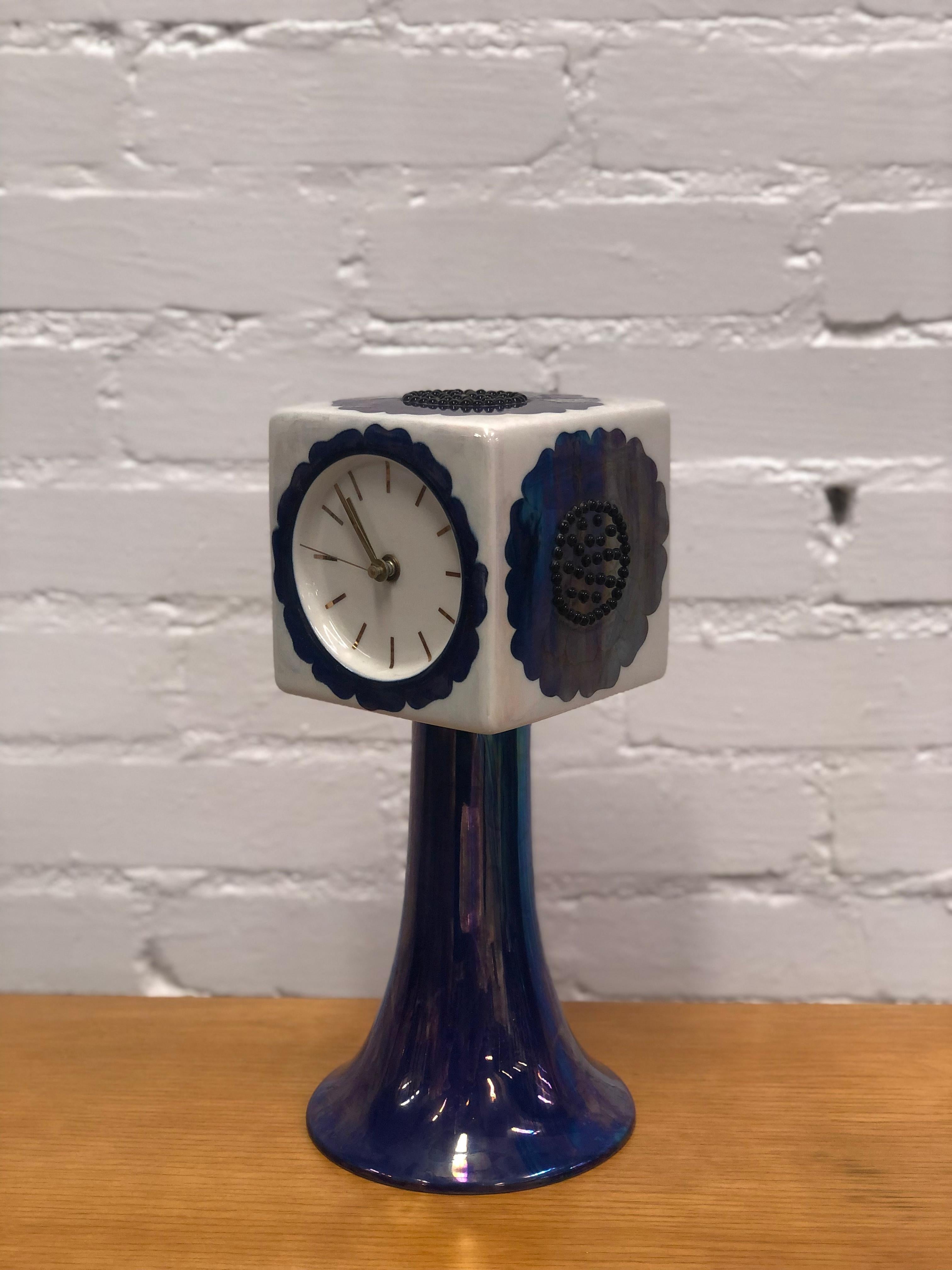 Birger Kaipiainen had a thing for clock´s. Frequently in his decorative dishes he had clock`s that were always pointing to 12:15.
Now here is the whole thing. In perfect working order and a very good condition indeed. The clock is stamped Birger