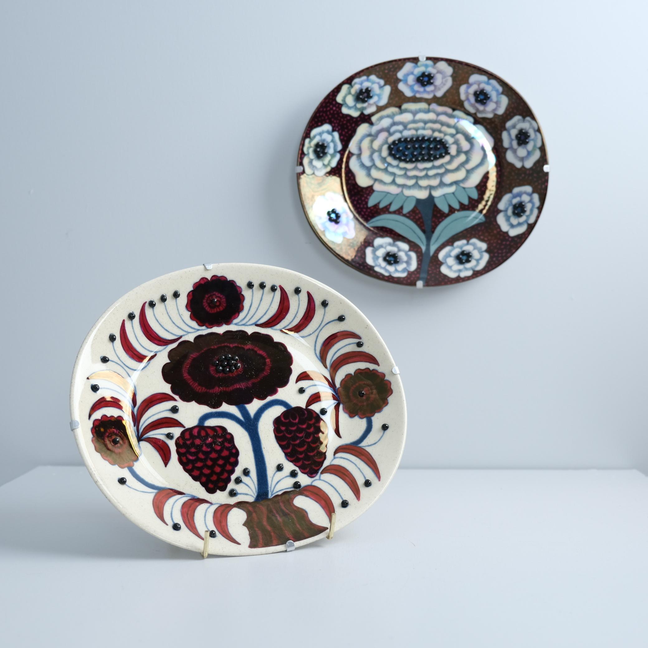 Paire d'assiettes décoratives en céramique du maître du design finlandais du milieu du siècle, Birger Kaipiainen. Chaque assiette illustre le style emblématique et somptueux de l'artiste, avec un riche motif floral élégamment orné de ses perles