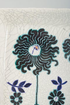 Birger Kaipiainen para Arabia. Gran plato cuadrado de cerámica con decoración floral.