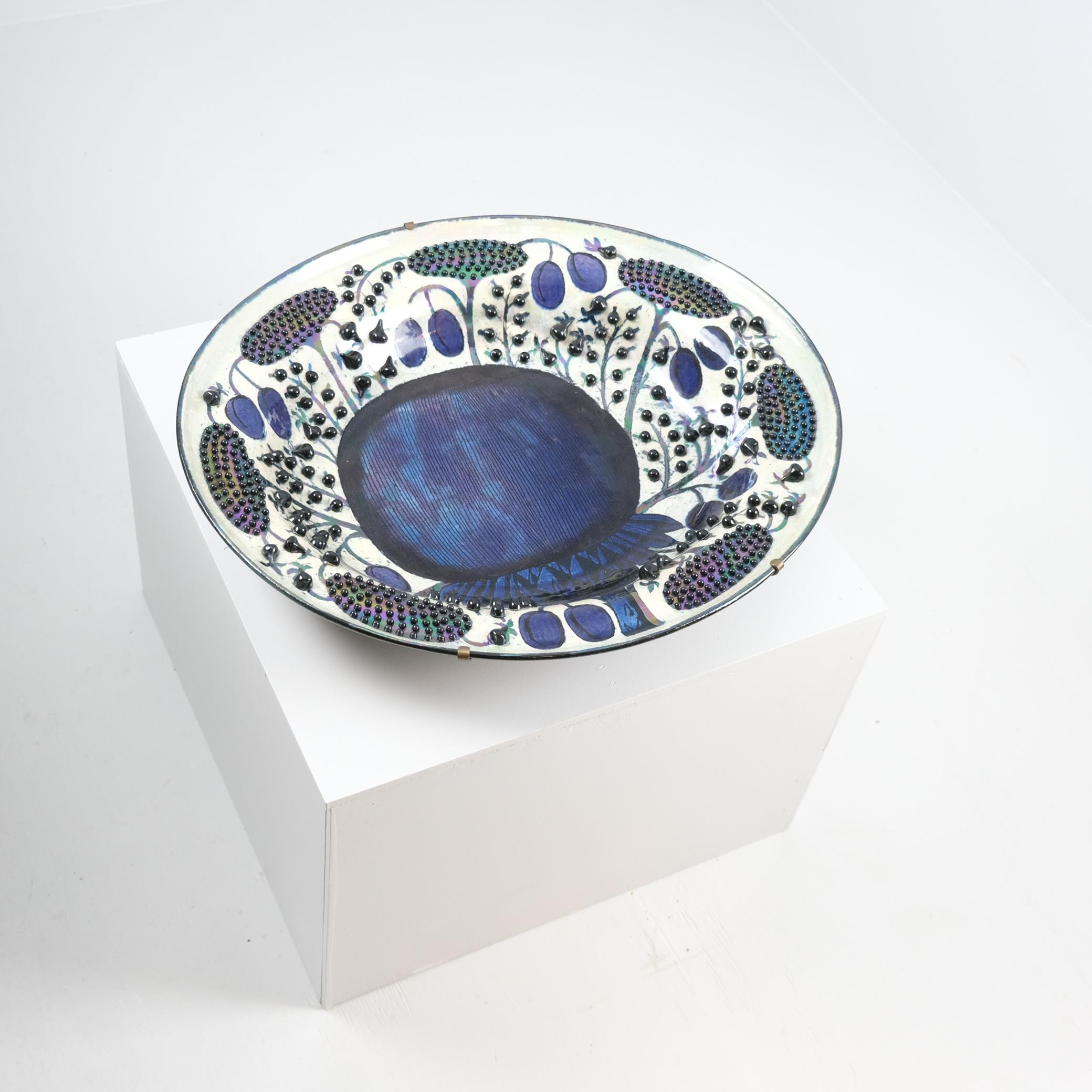 Birger Kaipiainen (1915-1988) wird als Meister der dekorativen Keramik gefeiert, der für seine farbenprächtigen und ornamentalen Werke bekannt ist. Seine aus der Fantasie und den Märchen stammende Kunst stand in bewusstem Kontrast zu den