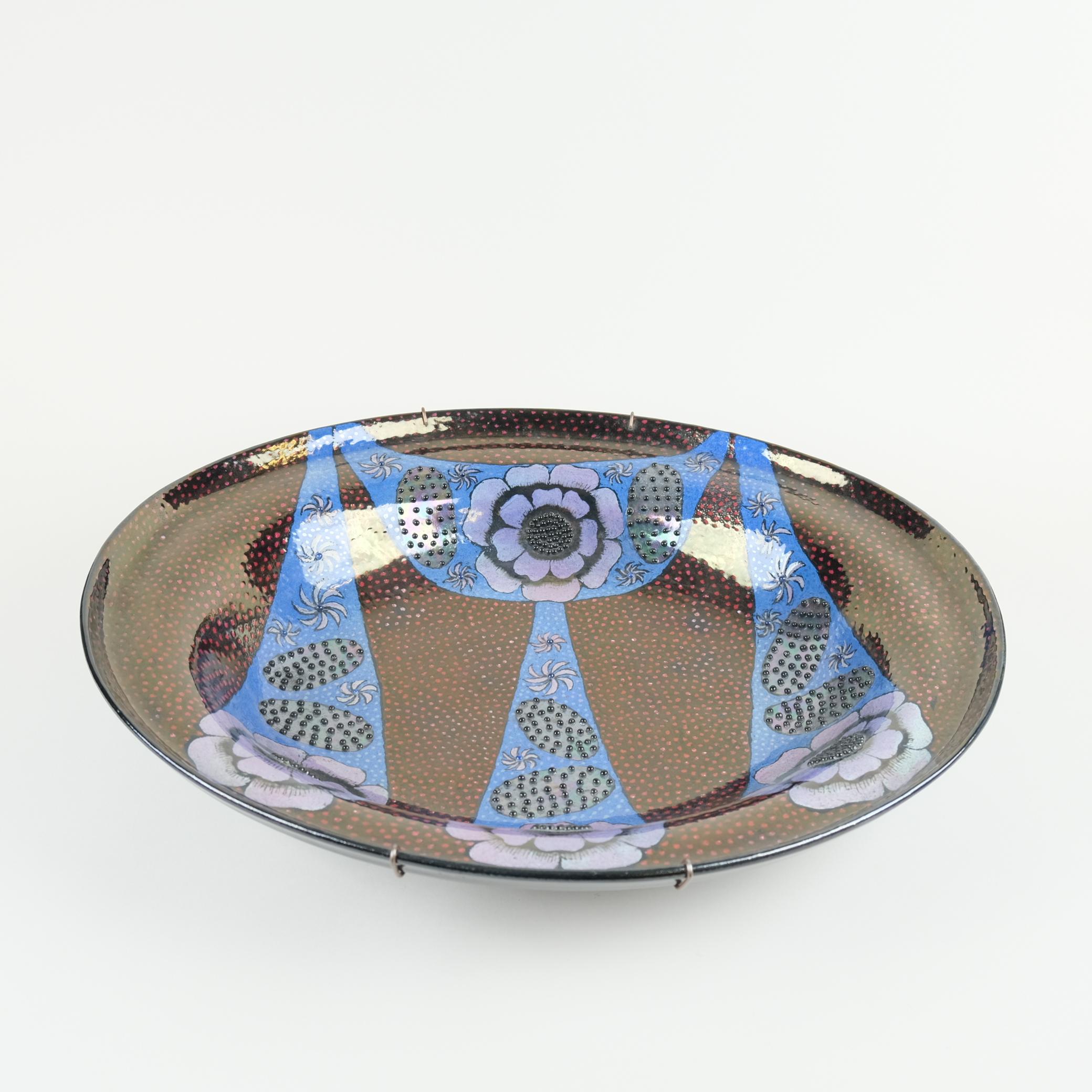 Scandinave moderne Birger Kaipiainen, très grande assiette en céramique rouge, bleue avec graines, Arabia, 1970 en vente