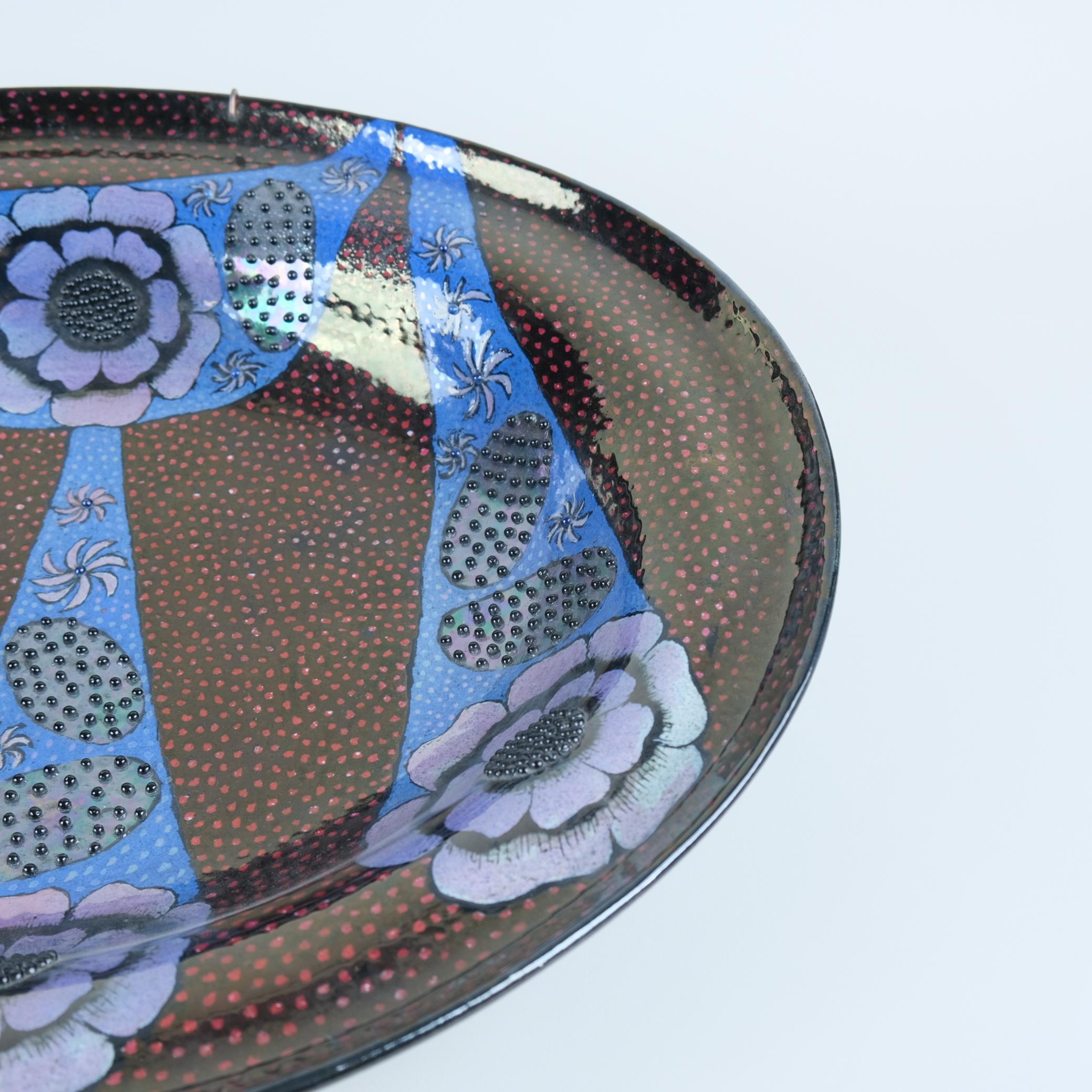 Finlandais Birger Kaipiainen, très grande assiette en céramique rouge, bleue avec graines, Arabia, 1970 en vente