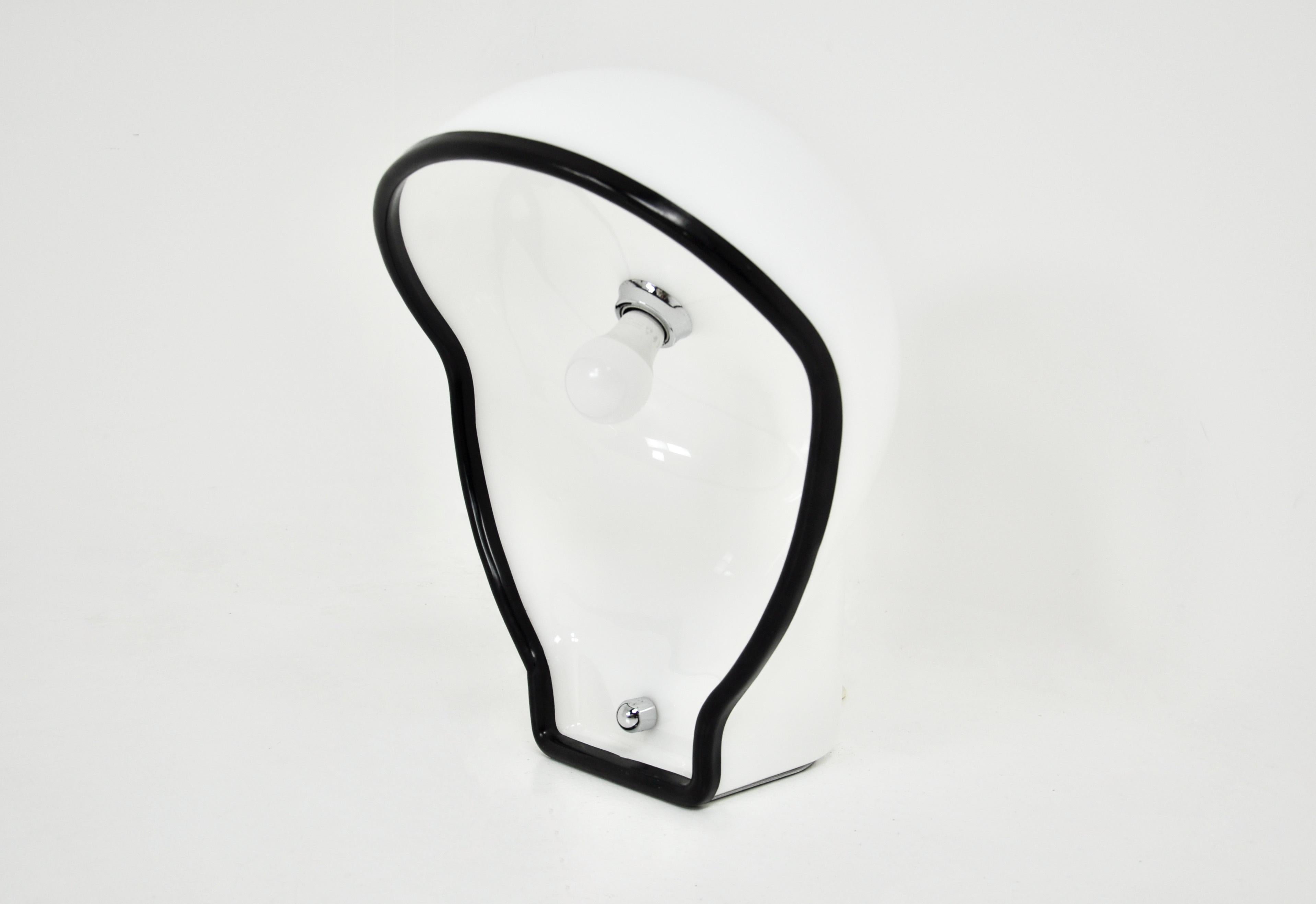 Rare White plastic lamp in very gooed condition. Model Birghitta Stamped Harvey Guzzini. Wear due to time and age.
For shipping, request us for receive the best price.